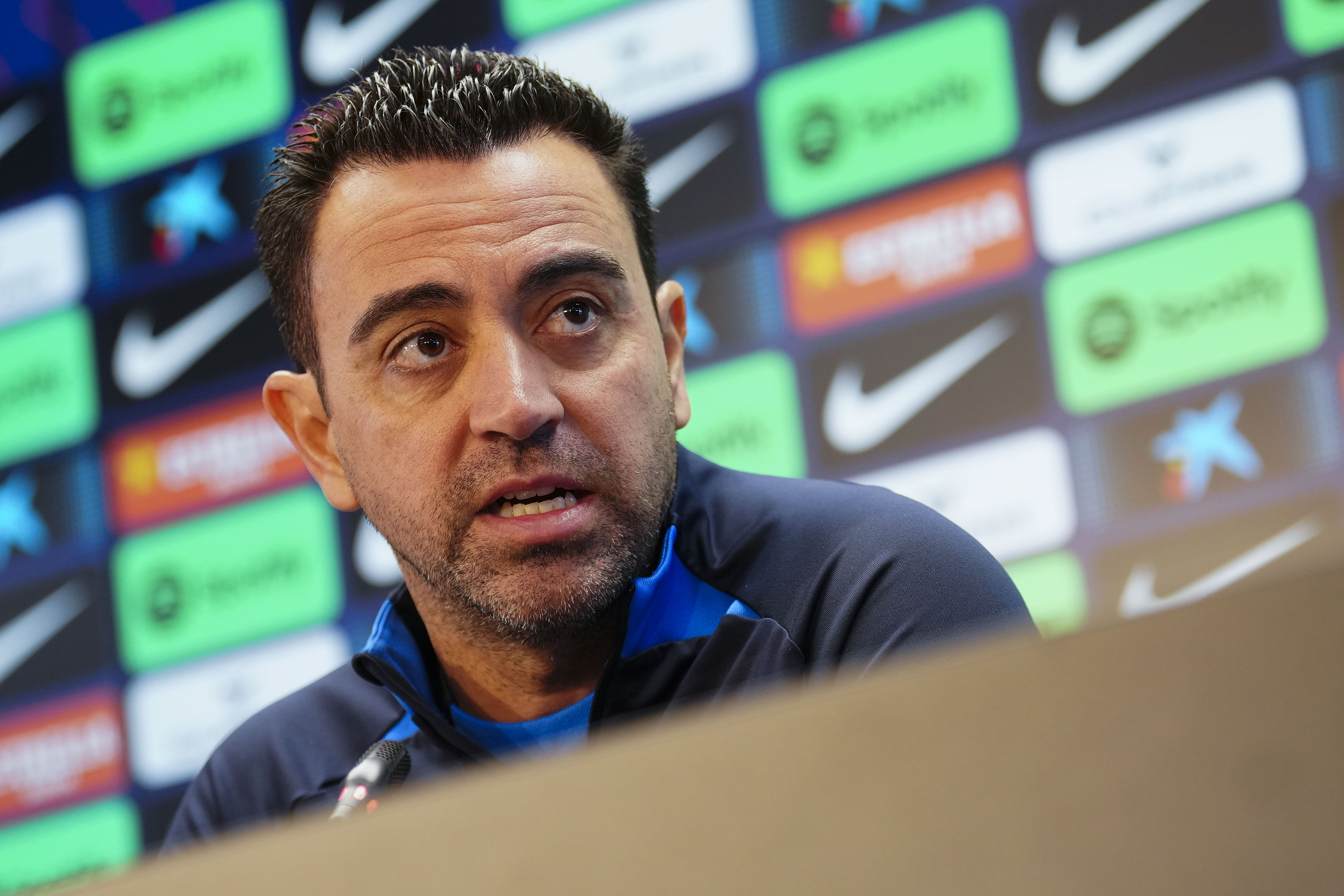 El entrenador del FC Barcelona, Xavi Hernández (c), durante la rueda de prensa posterior al entrenamiento realizado este sábado en la Ciudad Deportiva de San Joan D'Espí. Foto Prensa Libre (EFE).