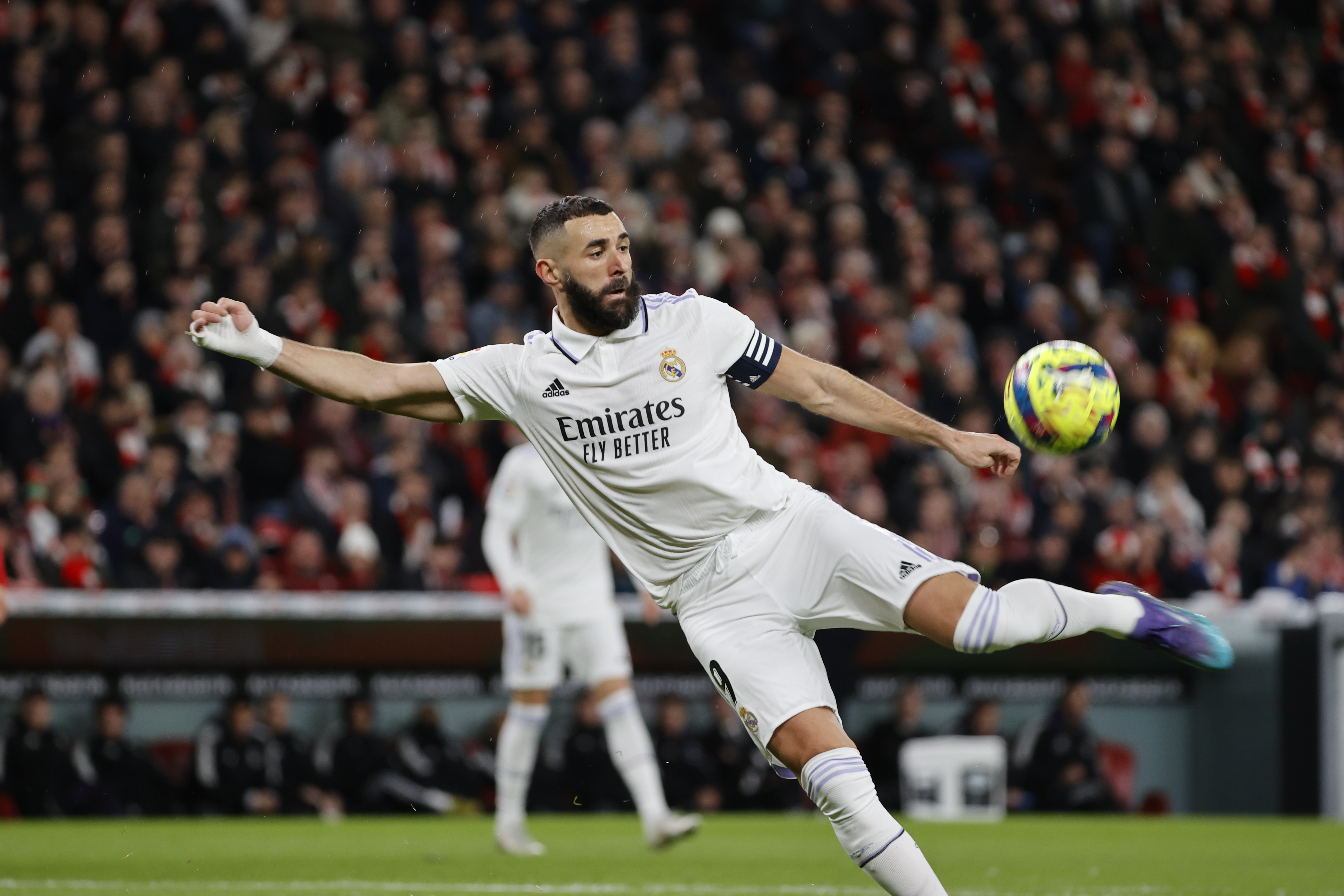 El delantero del Real Madrid Karim Benzemá chuta para marcar ante el Athletic, durante el partido de Liga en Primera División que Athletic de Bilbao y Real Madrid disputaron este domingo. Foto Prensa Libre (EFE)