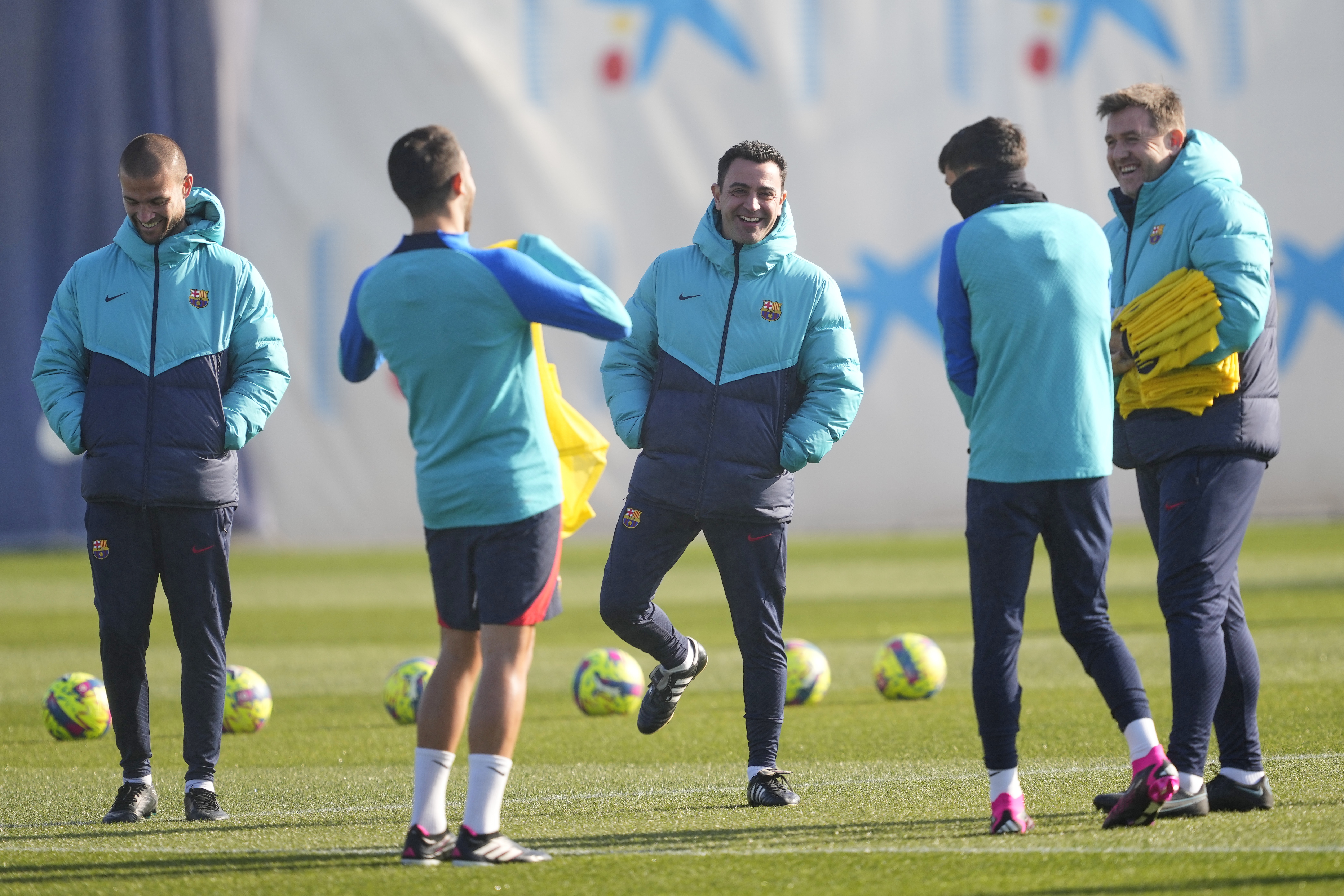 Xavi Hernández, técnico de Barcelona, mantiene al club al frente de la clasificación de la Liga española. (Foto Prensa Libre: EFE).