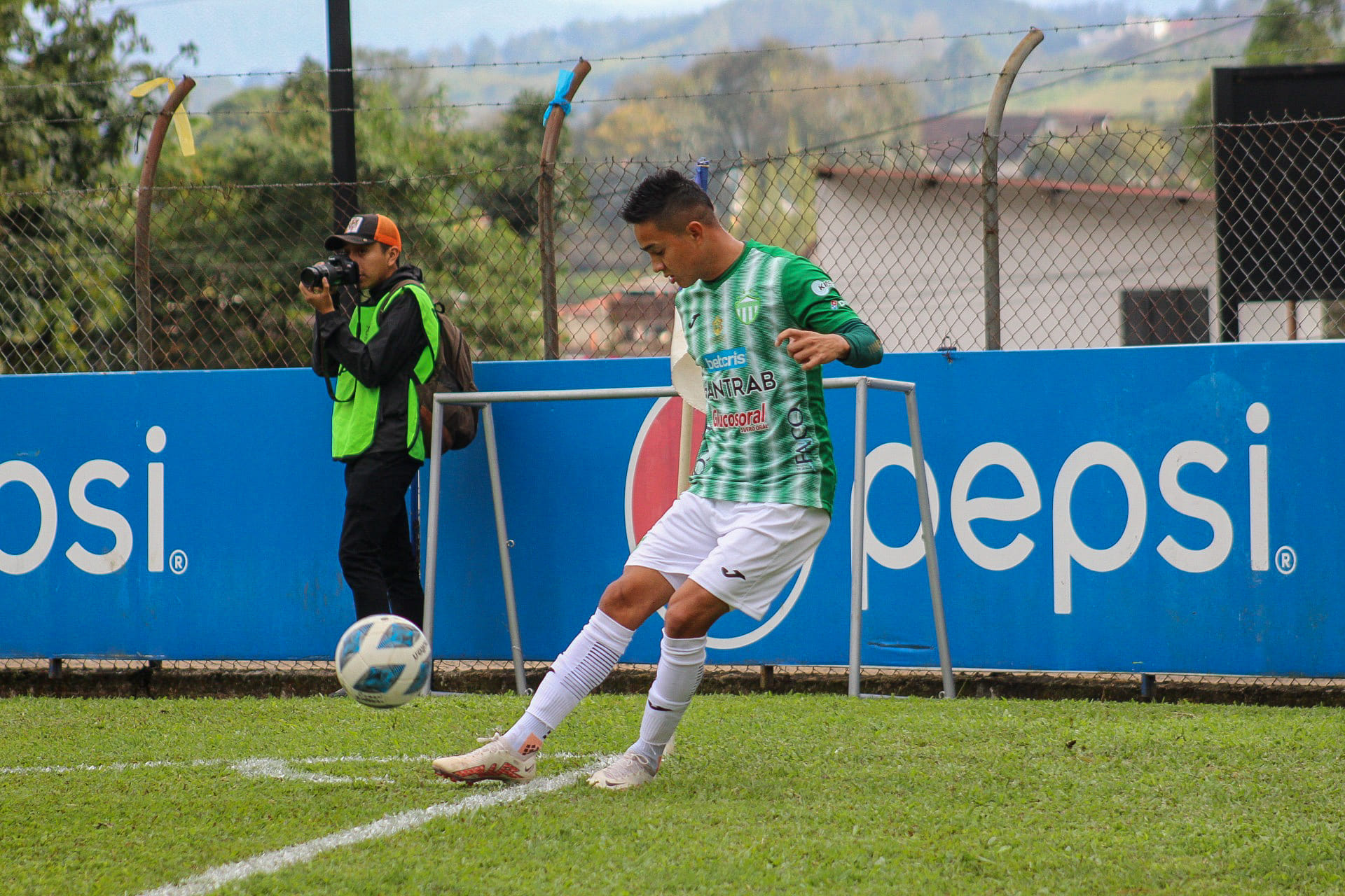 Óscar Santis fue autor del segundo gol de Antigua GFC contra Cobán Imperial. Foto Prensa Libre (Antigua GFC)