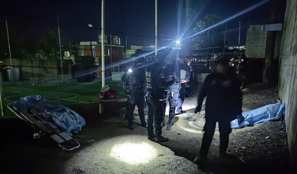 Cuatro personas murieron en forma violenta afuera de unas canchas deportivas en un sector de Chimaltenango este 29 de enero, confirman fuerzas de seguridad. (Foto Prensa Libre: cortesía Bomberos Voluntarios).