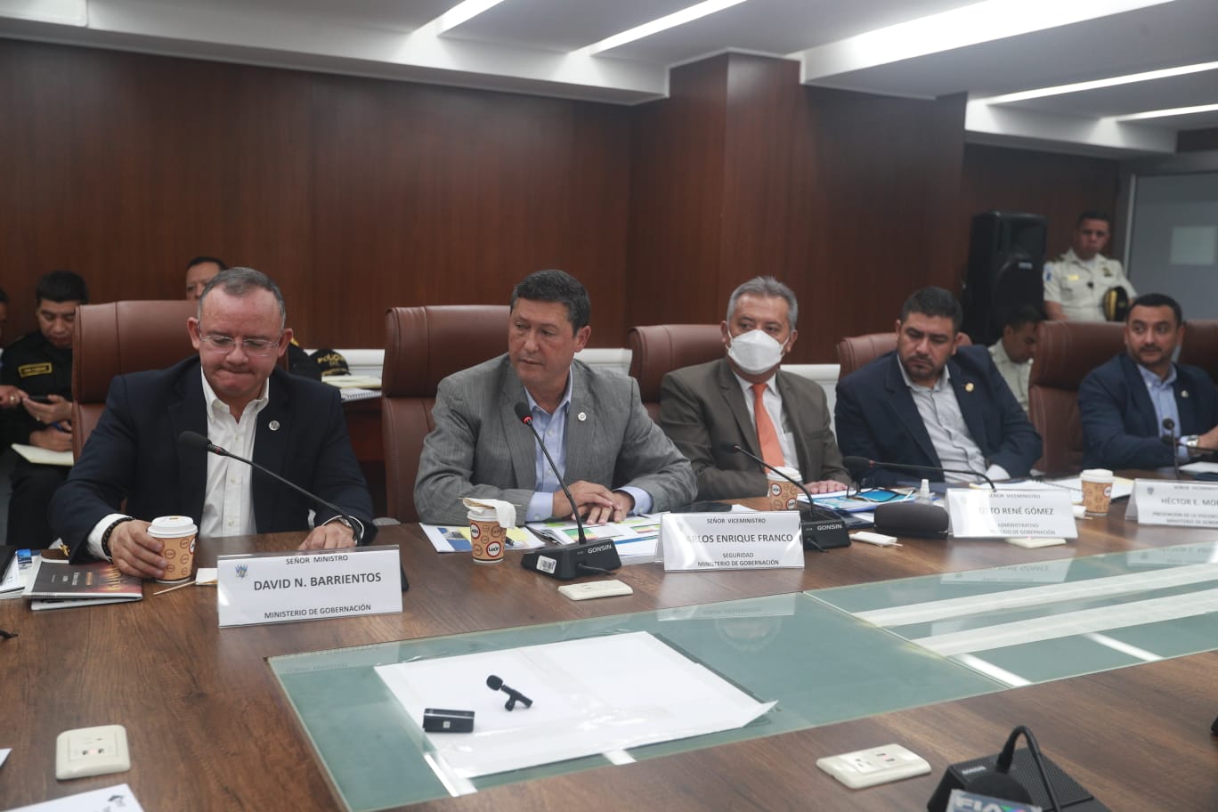 Autoridades del Ministerio de Gobernación acudieron al Congreso de la República para hablar con diputados de oposición sobre el tema de seguridad ciudadana. (Foto Prensa Libre:  María José Bonilla)