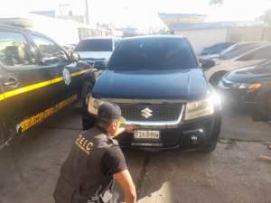 Agentes de la PNC recuperaron en Amatitlán un vehículo que fue robado y utilizado para cometer estafas. (Foto Prensa Libre: PNC)