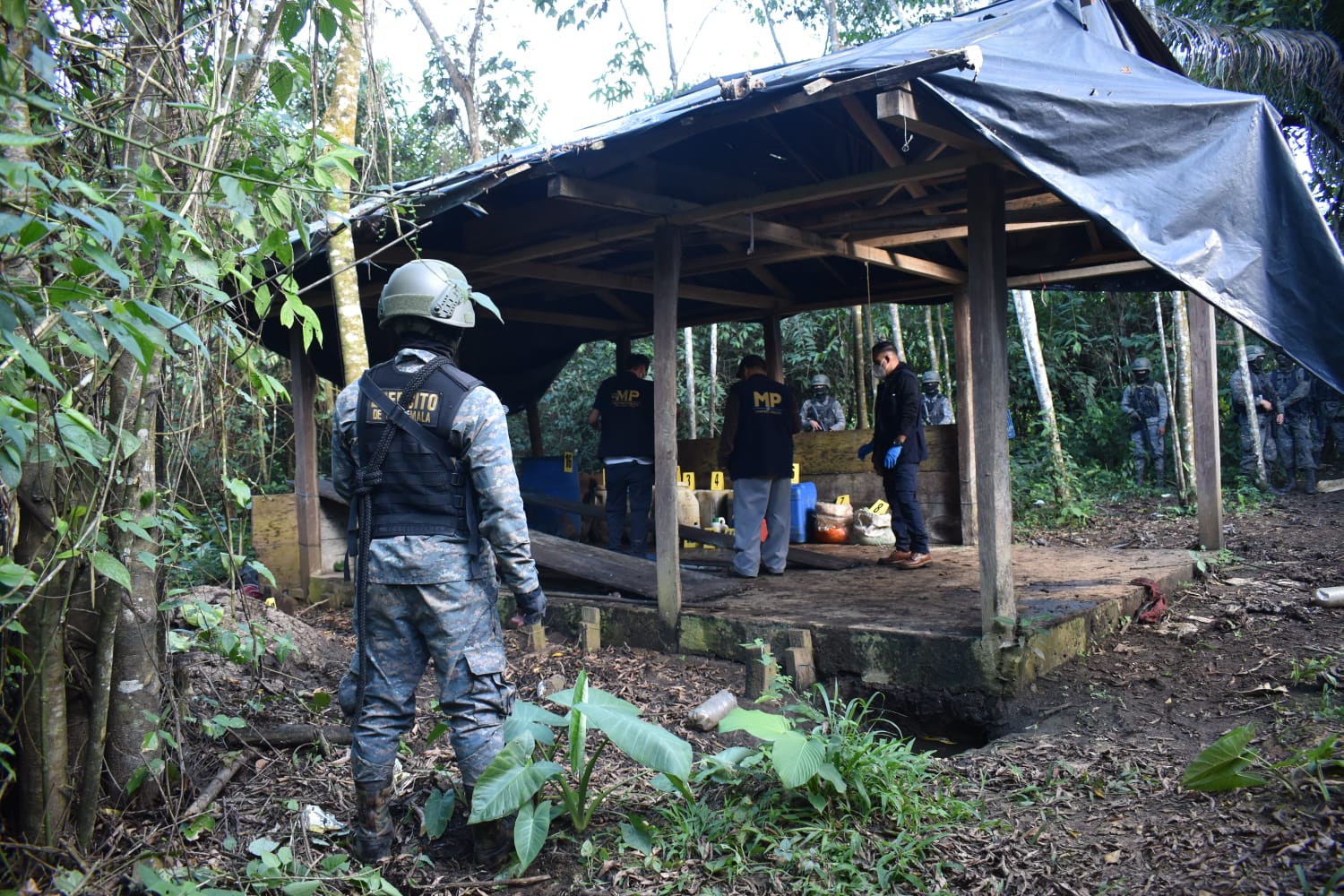 La existencia de áreas de difícil acceso y la falta de medios para la supervisión y combate del crimen organizado complica la actuación antinarcóticos. En la foto las autoridades localizaron un narcolaboratorio donde procesan pasta de coca. Foto Prensa Libre: cortesía Ejército. 