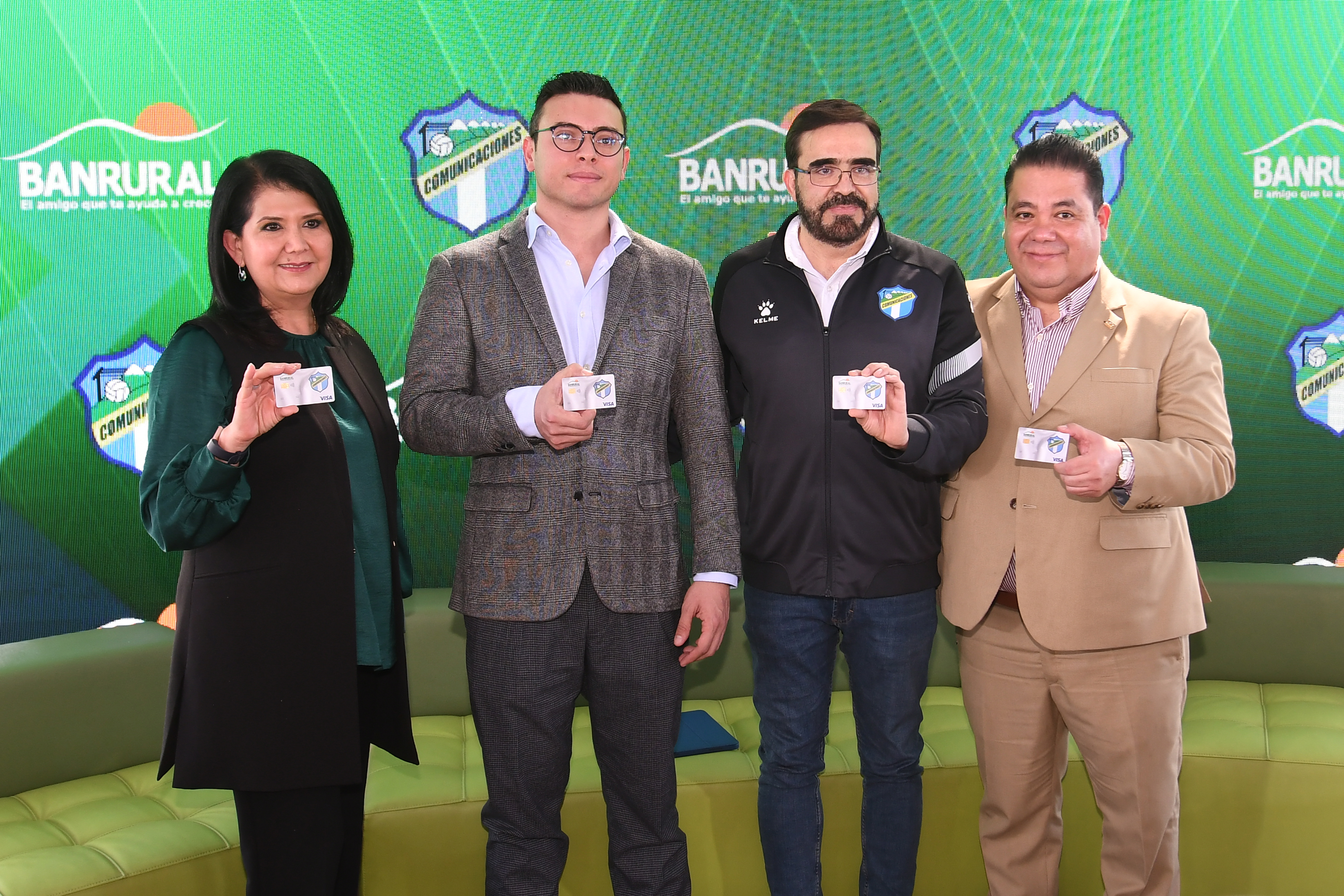 Olga de González, gerente de Mercadeo de Banrural; René Printemps , gerente Mercadeo Visa Guatemala;  Juan García, presidente de Comunicaciones FC; y Edgar Guzmán, gerente general de Banrural. Foto Prensa Libre: Sergio Muñoz