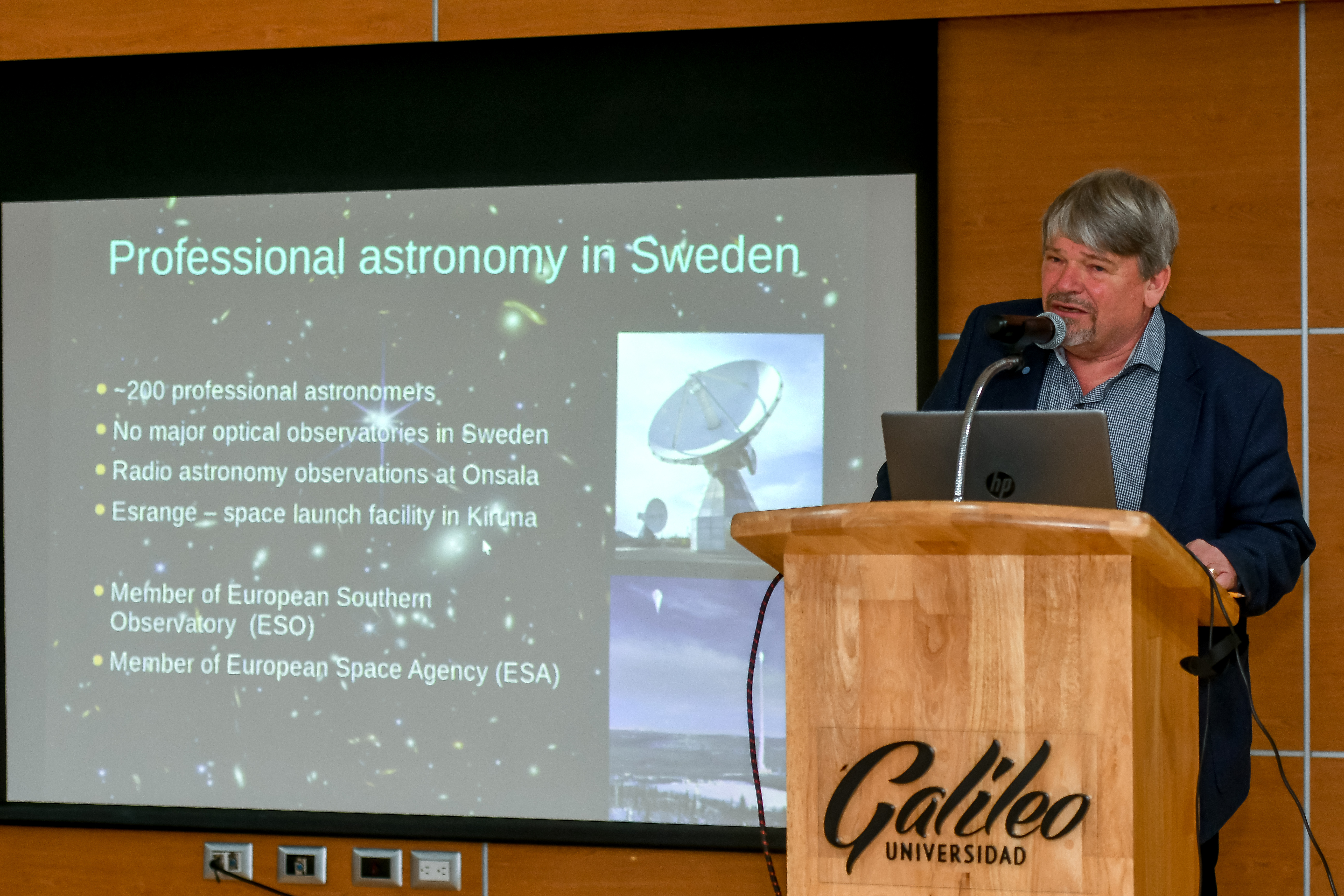 El doctor Peter Linde, durante la charla, donde destacó sus estudios con el telescopio espacial Hubble, también con el Telescopio Extremadamente Grande ubicado en Chile. Foto Prensa Libre: Sergio Muñoz