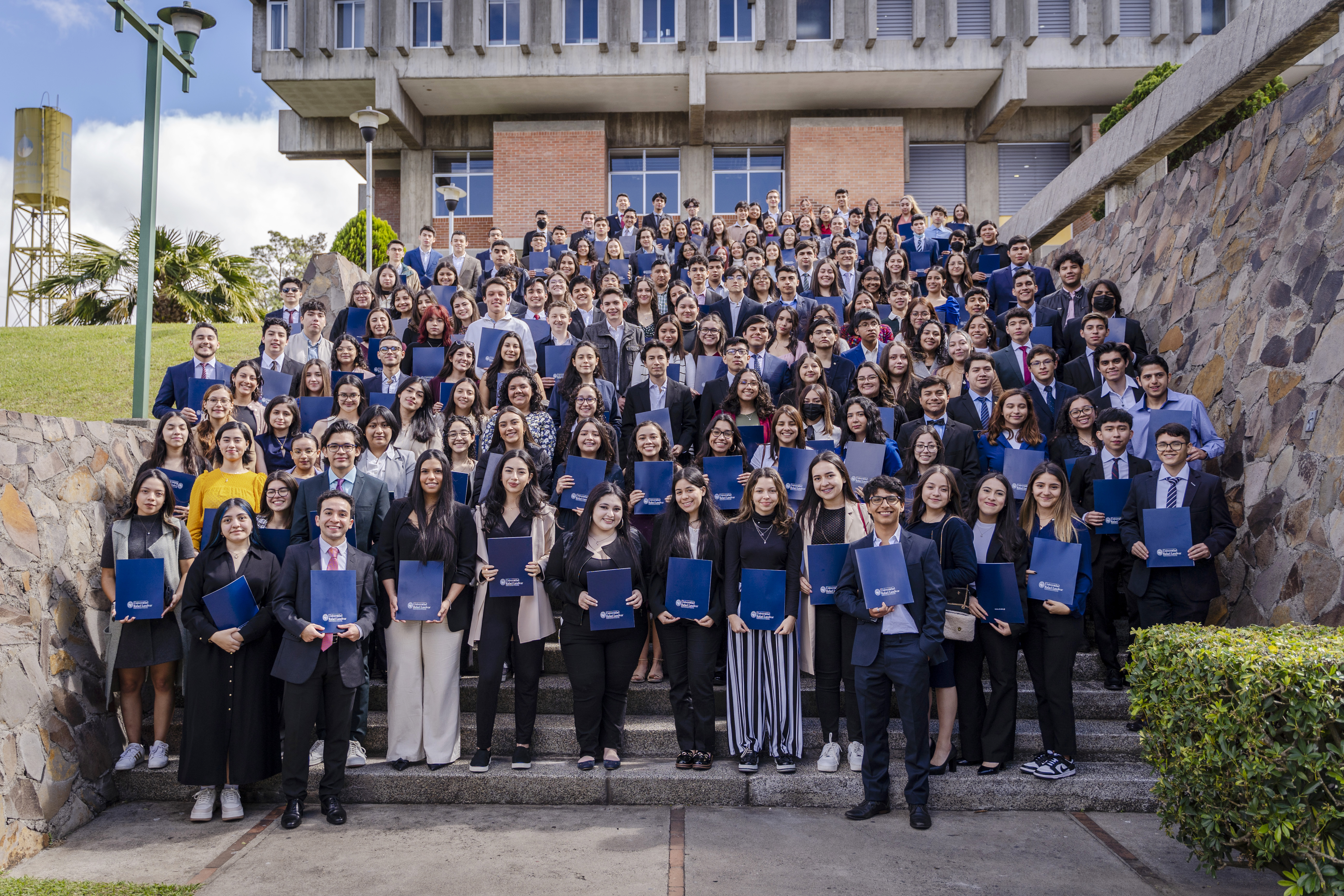 En el evento de entrega participaron los estudiantes landivarianos becados, sus familias y las autoridades de la universidad. Foto Prensa Libre: Cortesía