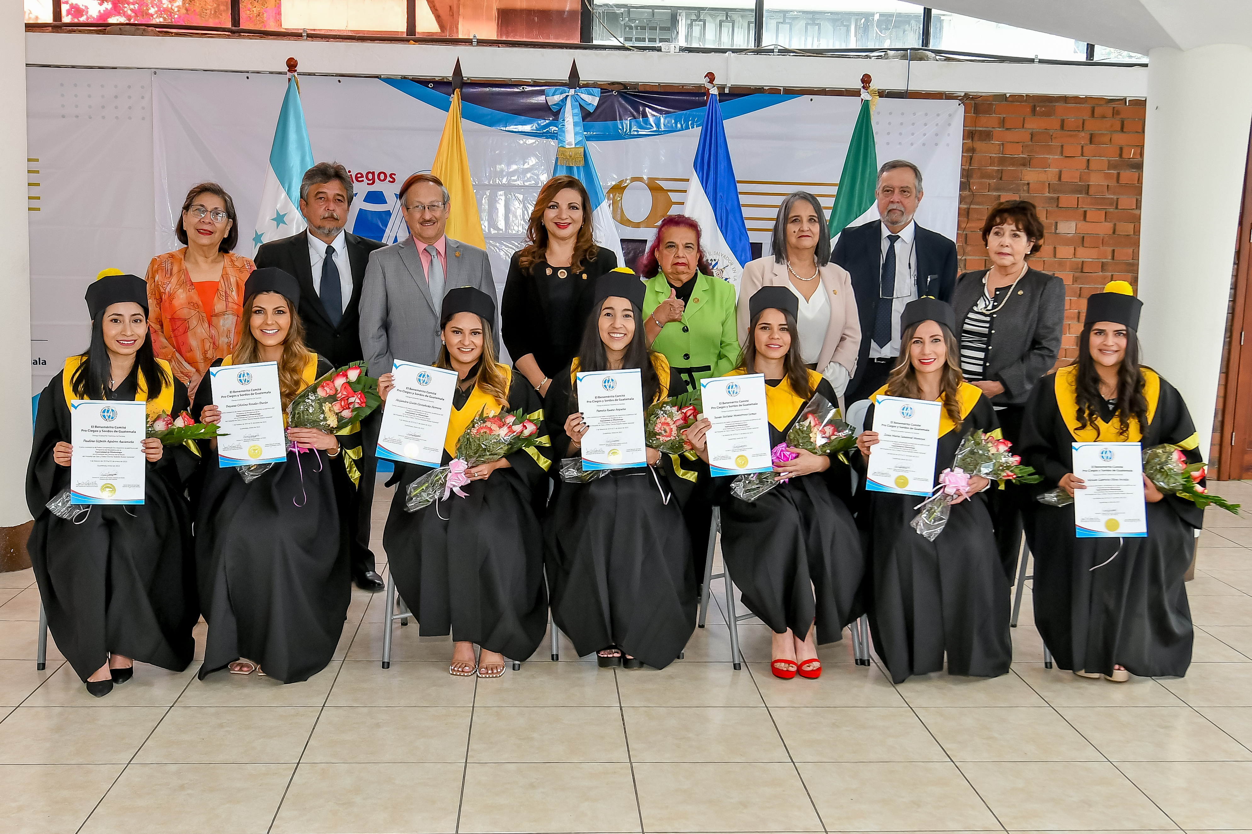 Las médicos graduandas recibieron su diploma luego de culminar sus estudios de cuatro años del posgrado de oftalmología. Foto Prensa Libre: Sergio Muñoz