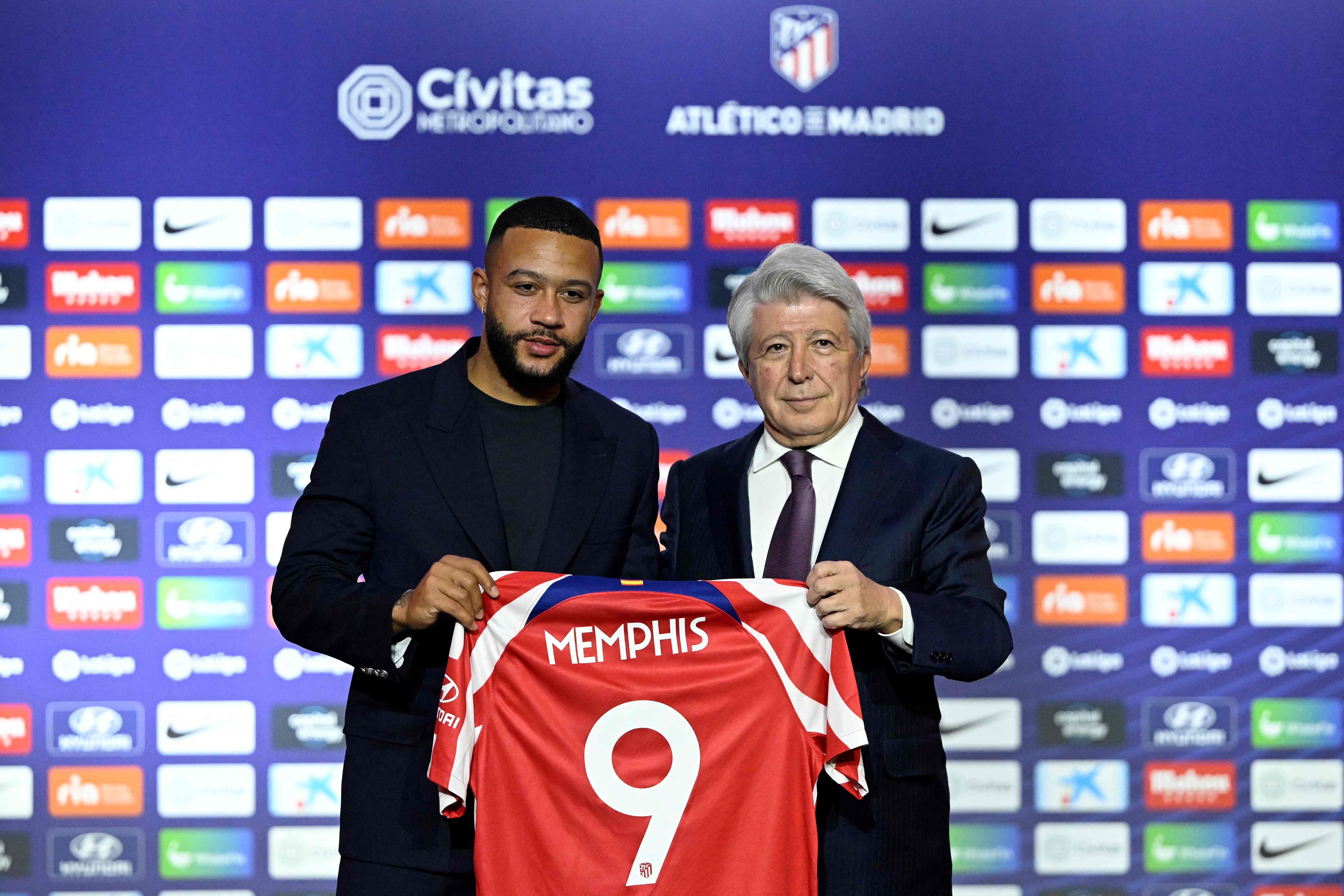 Memphis Depay posa 
Enrique Cerezo, presidente del Atlético de Madrid, durante la presentación oficial como nuevo jugador  del club. (Foto Prensa Libre: AFP).