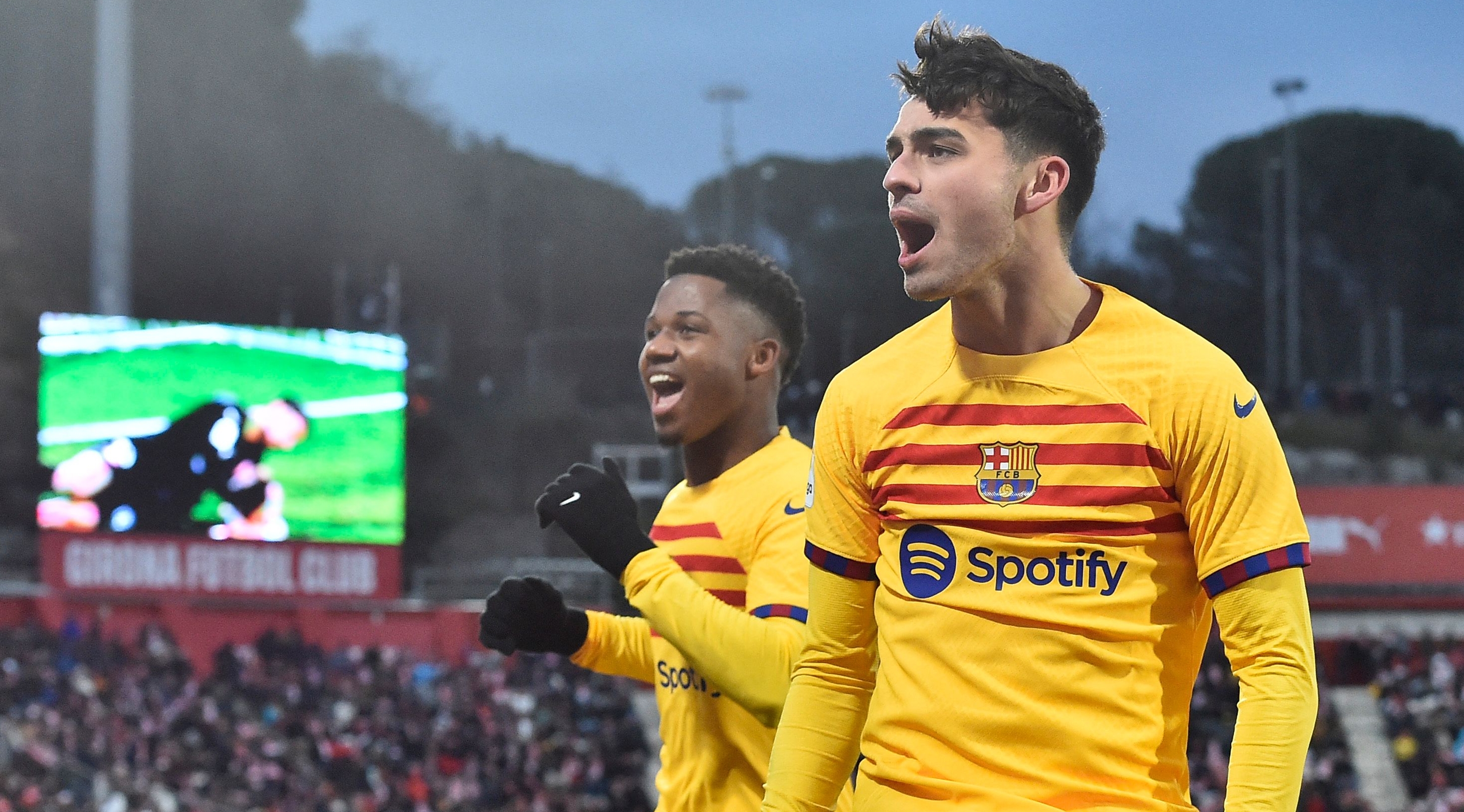 Pedri y Ansu Fati celebran el gol del Barcelona. Foto Prensa Libre (AFP)
