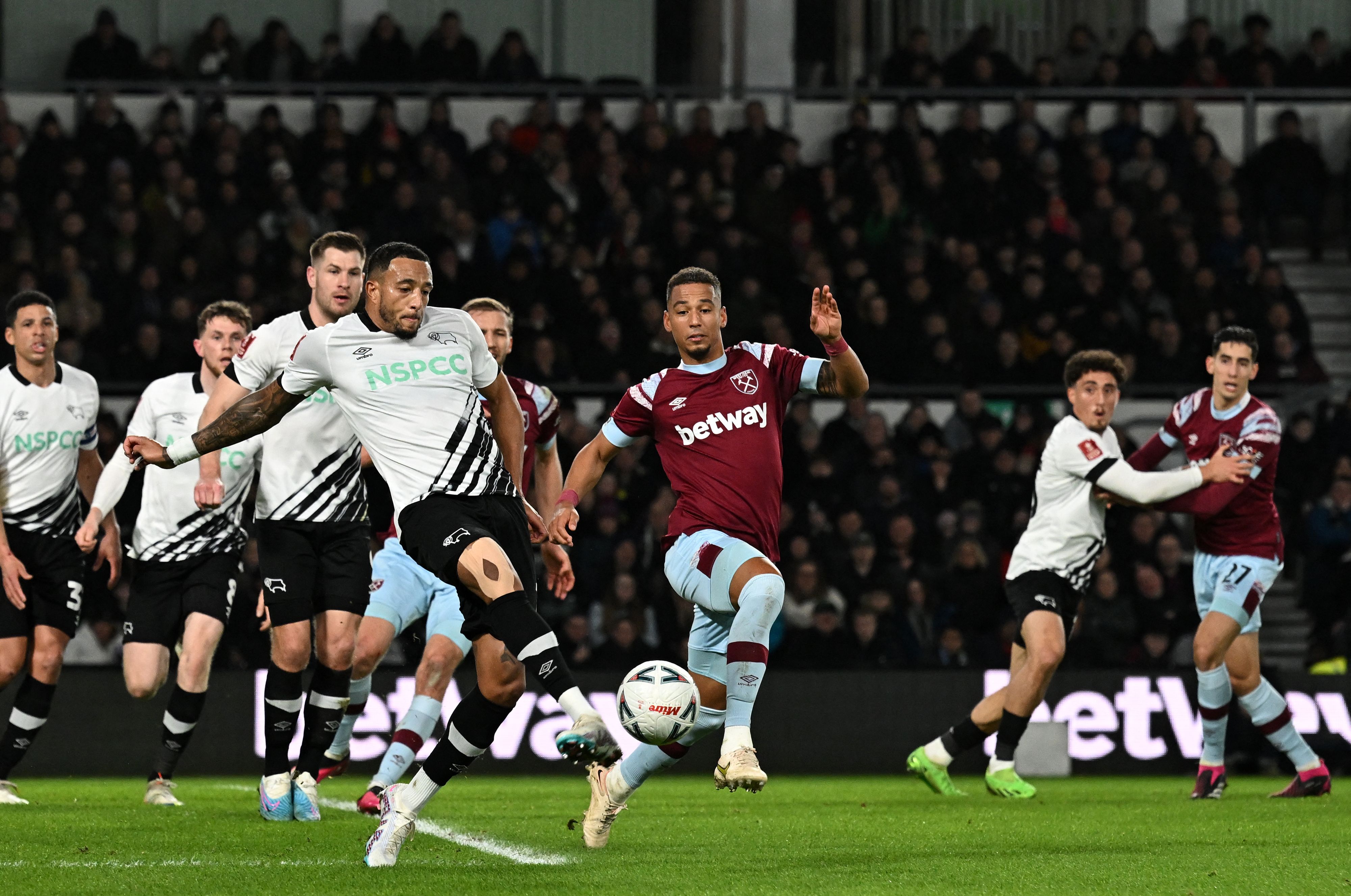 Nathaniel Méndez-Laing durante un partido con el Derby County.