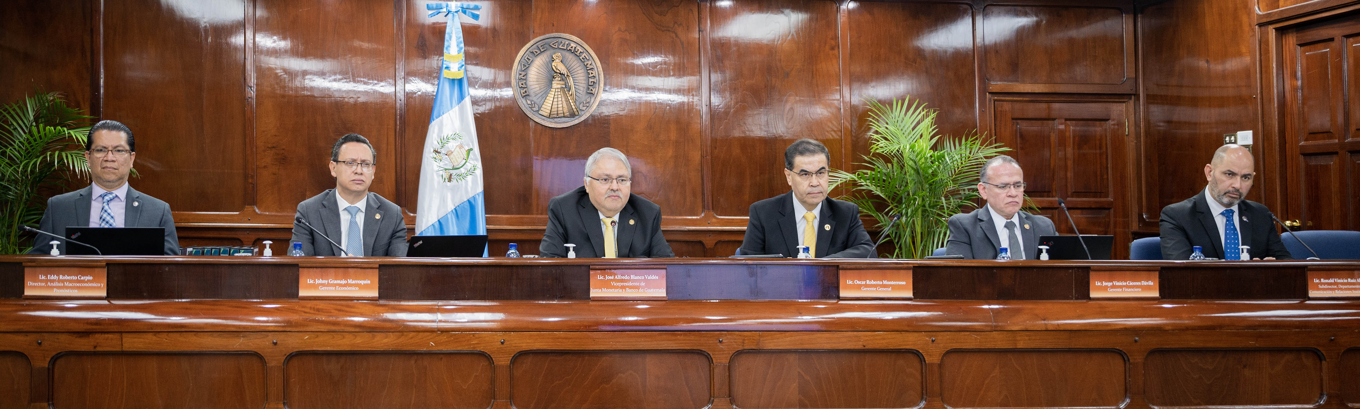 José Alfredo Blanco Valdés, vicepresidente del Banguat al centro expone la decisión de la Junta Monetaria de ajustar la tasa de Interés Líder de Política Monetaria. (Foto Prensa Libre: Cortesía Banguat) 