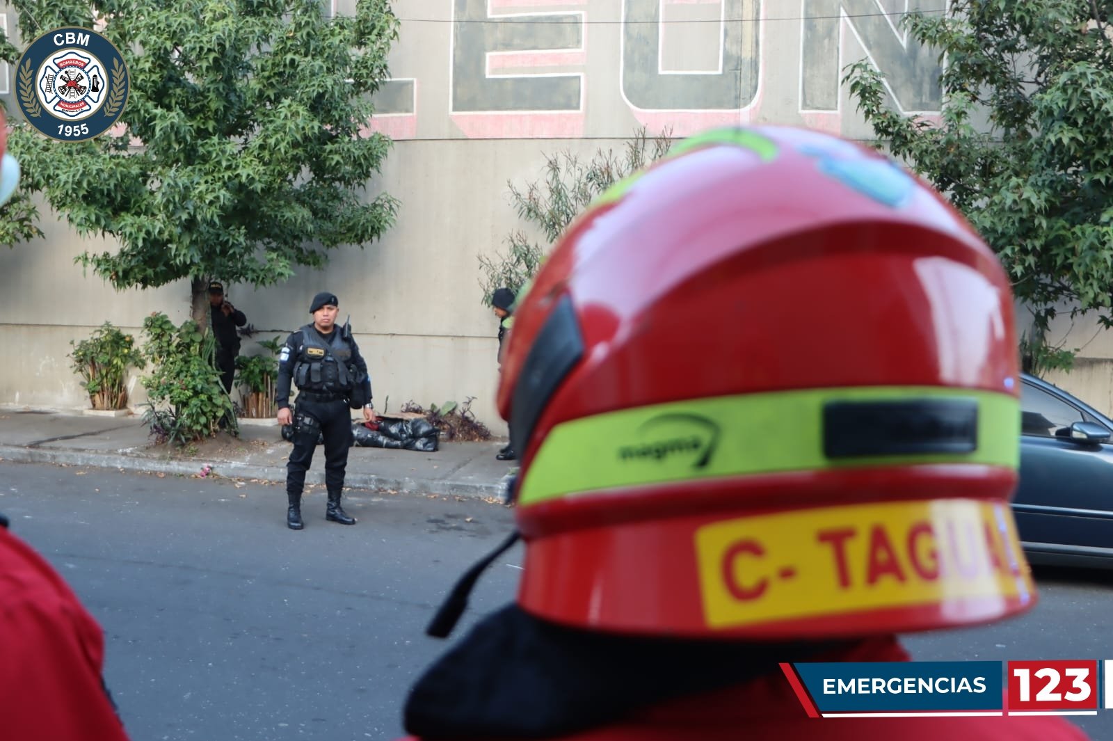 Socorristas localizaron dos cadáveres envueltos en plástico y atados en la zona 8 capitalina. (Foto Prensa Libre: Bomberos Municipales)