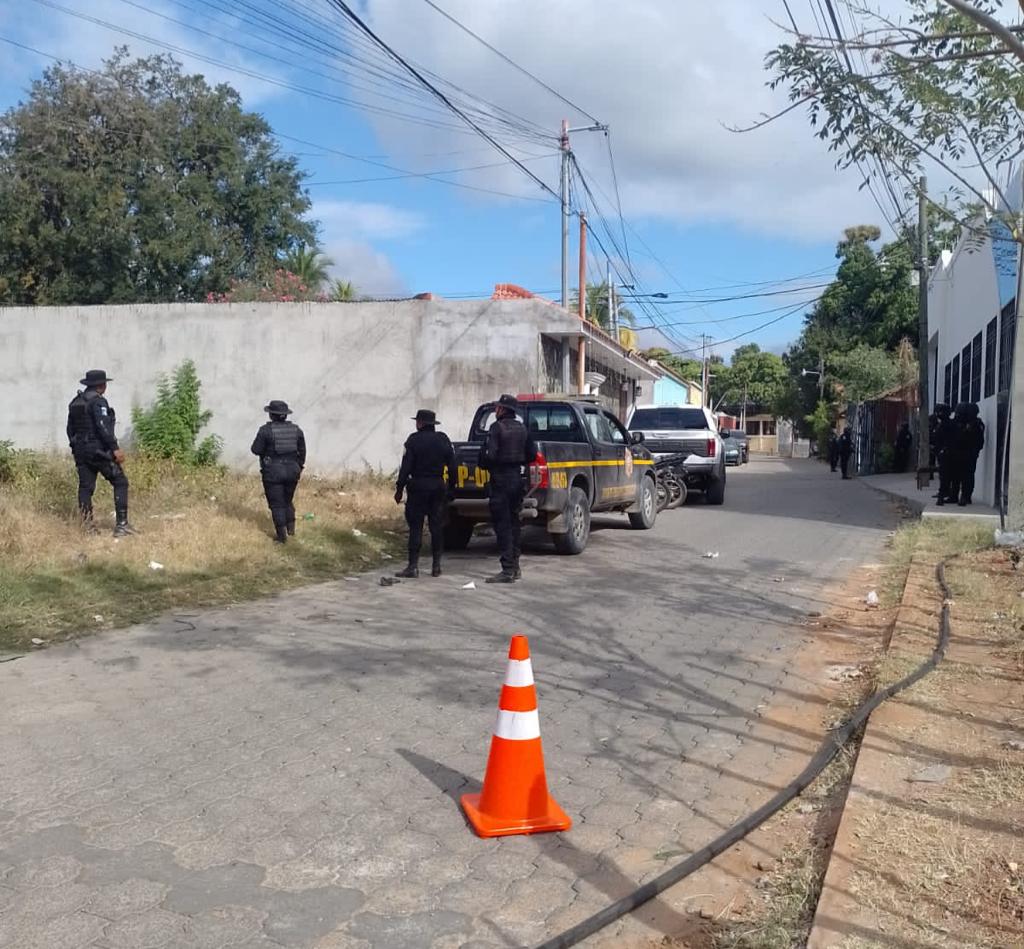 La PNC busca a Luis Mario Morales Heredia, el Canche, luego de un video viralizado en el que amenaza con arma de fuego a agentes policiales. (Foto Prensa Libre: Cortesía)