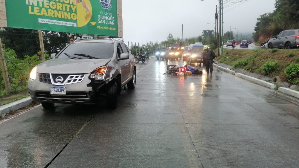 Un vehículo particular y una motocicleta chocaron en un tramo del bulevar El Naranjo hacia Minerva. (Foto Prensa Libre: Municipalidad de Mixco)