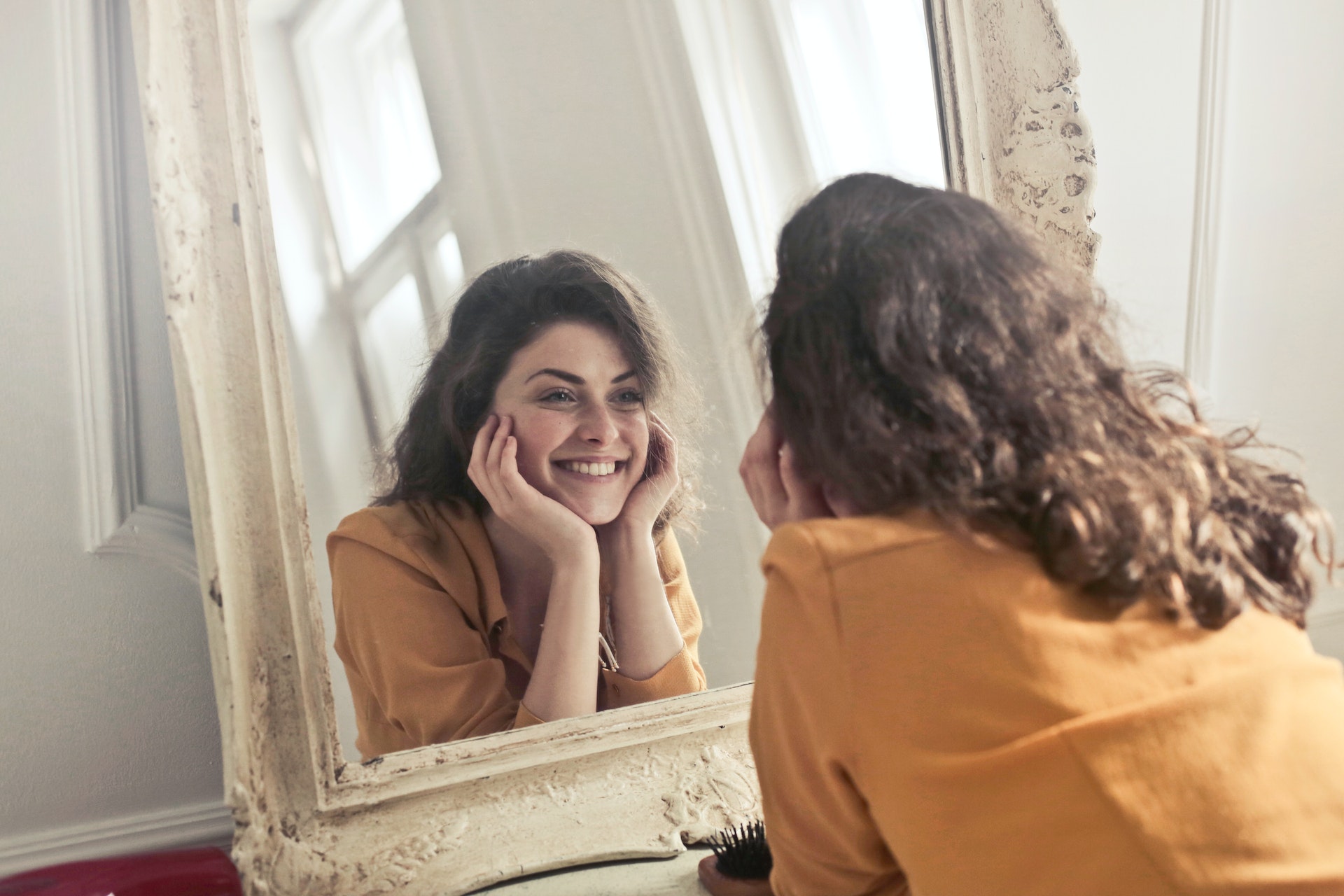 Al conectar con su cuerpo evitará las críticas frente al espejo y agradecerá vivir el presente. (Foto Prensa Libre: Andrea Piacquadio en pexels.com).