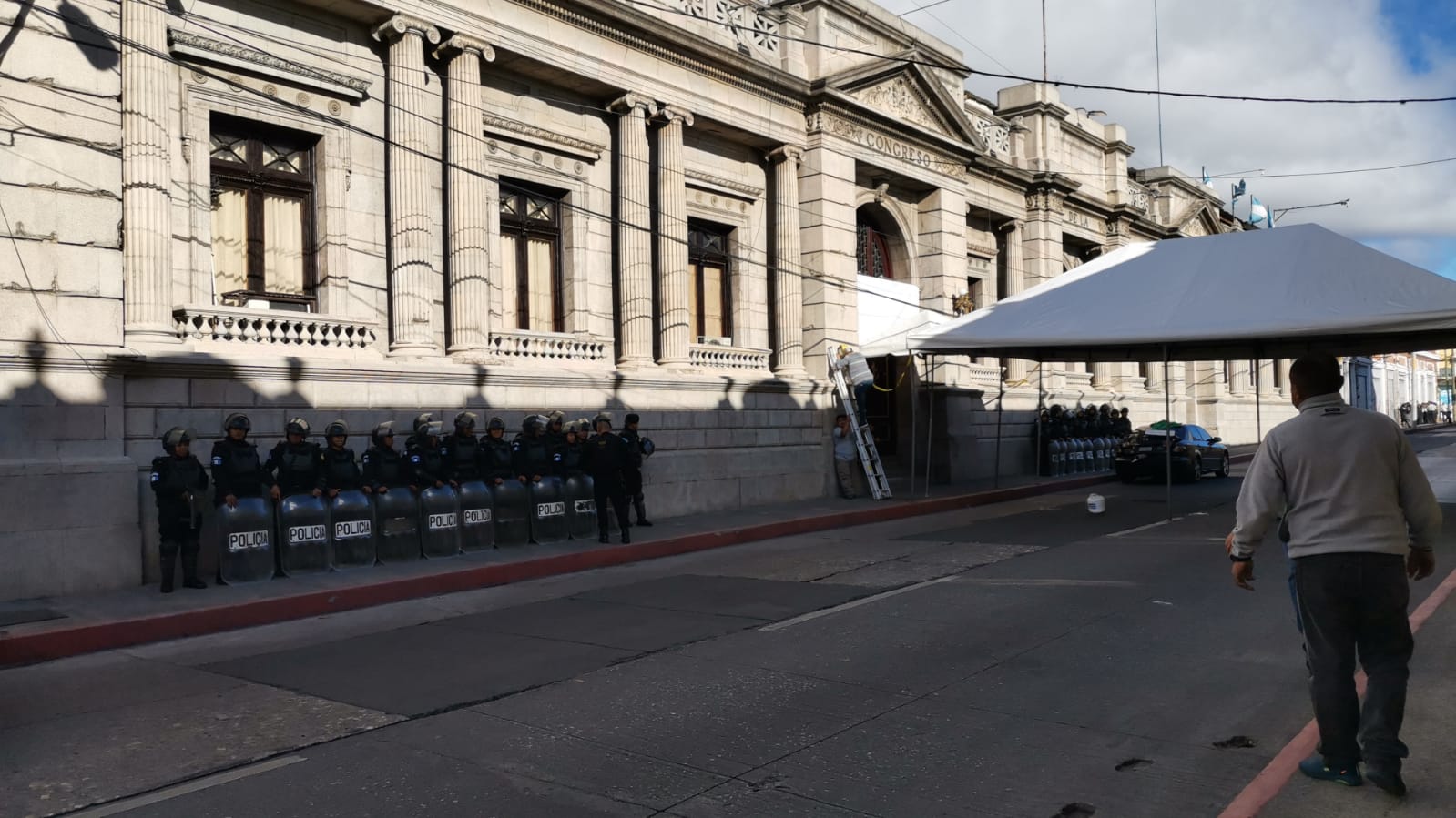 El Congreso de la República y sus alrededores son resguardados por la PNC este sábado 14 de enero por la sesión solemne en la que tomará posesión la Junta Directiva 2023 – 2024. (Foto Prensa Libre: Érick Ávila)