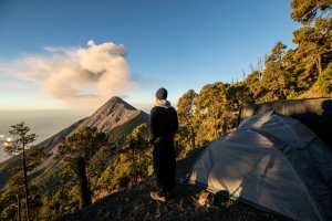 ACOMPAÑA CRÓNICA: GUATEMALA TURISMO GU3002. ACATENANGO (GUATEMALA), 18/11/2022.- Fotografía que muestra una explosión desde un campamento en el volcán Acatenango el 13 de enero de 2023 en Acatenango (Guatemala). Después de lo peor de la pandemia de la covid-19, el volcán de Acatenango, en el centro de Guatemala, se ha convertido nuevamente en punto de atracción para turistas locales y extranjeros, en un coloso considerado el tercer pico más alto de Centroamérica. EFE/Esteban Biba