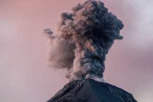 ACOMPAÑA CRÓNICA: GUATEMALA TURISMO GU3002. ACATENANGO (GUATEMALA), 18/11/2022.- Fotografía que muestra una explosión en el volcán Acatenango, vista desde un campamento el 12 de enero de 2023 en Acatenango (Guatemala). Después de lo peor de la pandemia de la covid-19, el volcán de Acatenango, en el centro de Guatemala, se ha convertido nuevamente en punto de atracción para turistas locales y extranjeros, en un coloso considerado el tercer pico más alto de Centroamérica. EFE/Esteban Biba