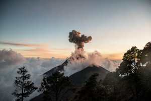 ACOMPAÑA CRÓNICA: GUATEMALA TURISMO GU3002. ACATENANGO (GUATEMALA), 18/11/2022.- Fotografía que muestra una explosión en el volcán Acatenango, vista desde un campamento el 12 de enero de 2023 en Acatenango (Guatemala). Después de lo peor de la pandemia de la covid-19, el volcán de Acatenango, en el centro de Guatemala, se ha convertido nuevamente en punto de atracción para turistas locales y extranjeros, en un coloso considerado el tercer pico más alto de Centroamérica. EFE/Esteban Biba