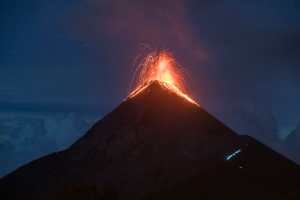 ACOMPAÑA CRÓNICA: GUATEMALA TURISMO GU3002. ACATENANGO (GUATEMALA), 18/11/2022.- Fotografía que muestra una explosión en el volcán Acatenango, vista desde un campamento el 12 de enero de 2023 en Acatenango (Guatemala). Después de lo peor de la pandemia de la covid-19, el volcán de Acatenango, en el centro de Guatemala, se ha convertido nuevamente en punto de atracción para turistas locales y extranjeros, en un coloso considerado el tercer pico más alto de Centroamérica. EFE/Esteban Biba