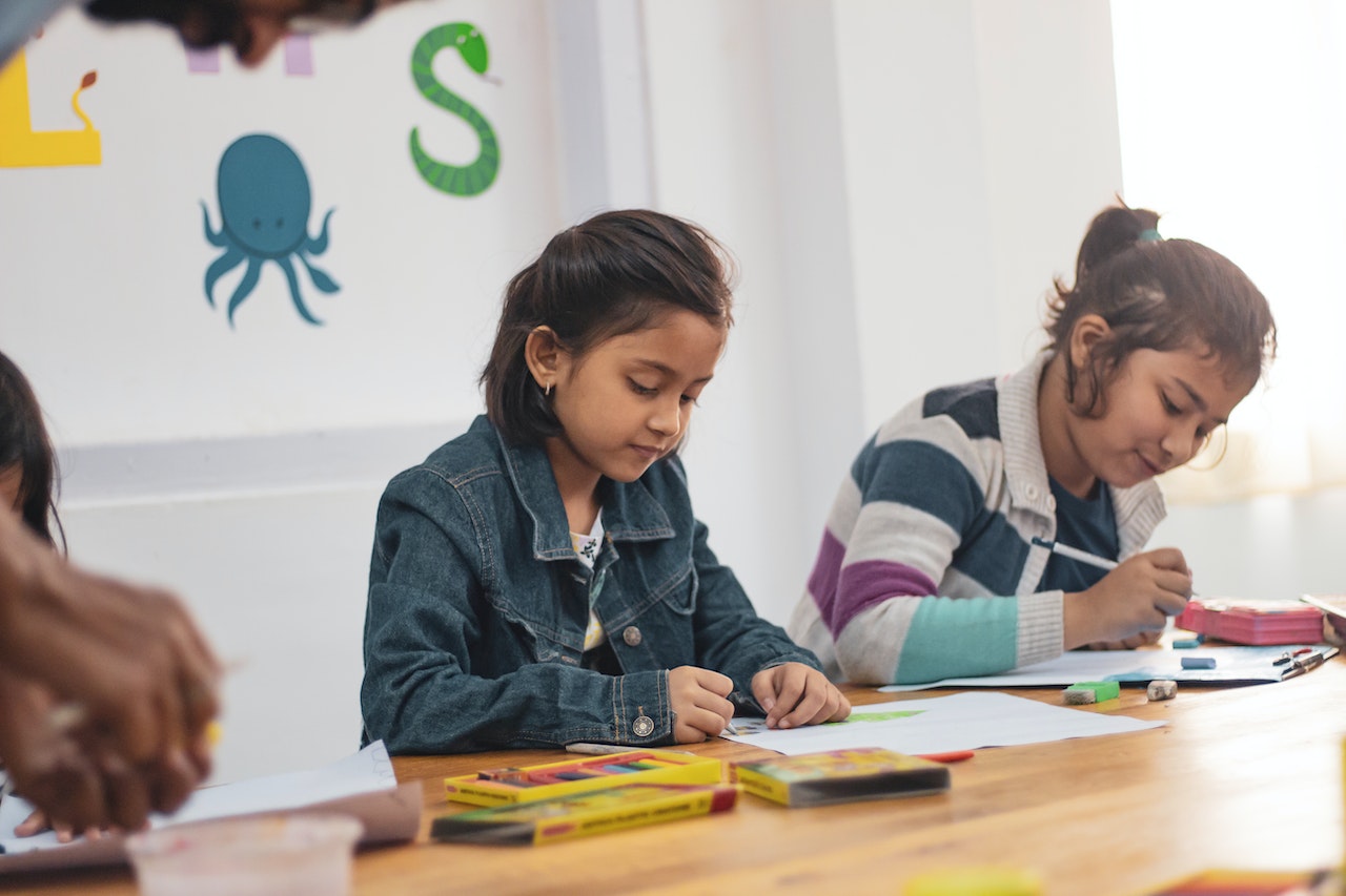 Los adultos deben explicar a los niños qué actividades harán el primer día de clases y cómo será su escuela. (Foto Prensa Libre: Pragyan Bezbaruah pexels.com).