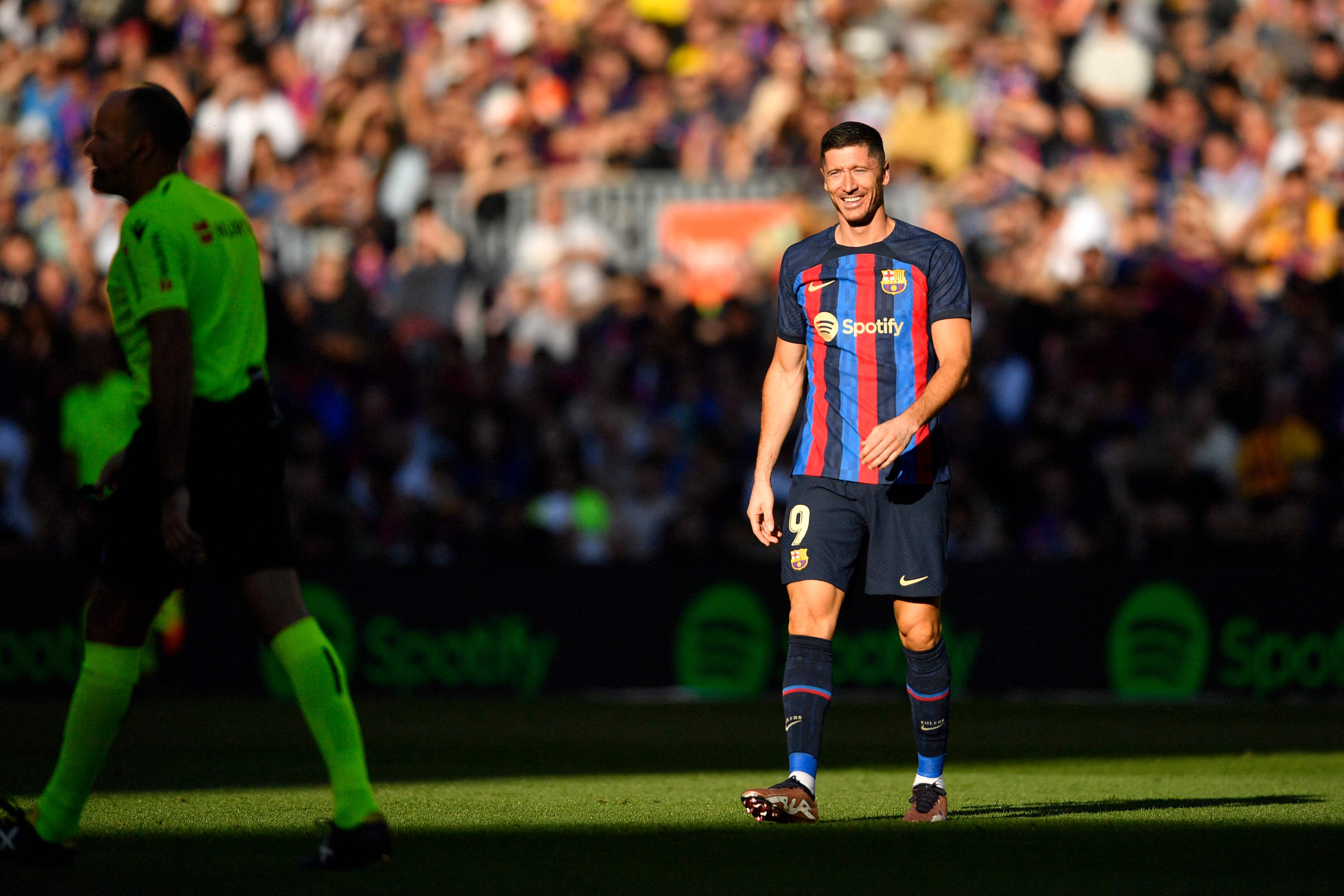 Según el club periquito, Robert Lewandowski no debió ser alineado en el derbi de Barcelona el pasado 31 de diciembre. (Foto Prensa Libre: AFP)