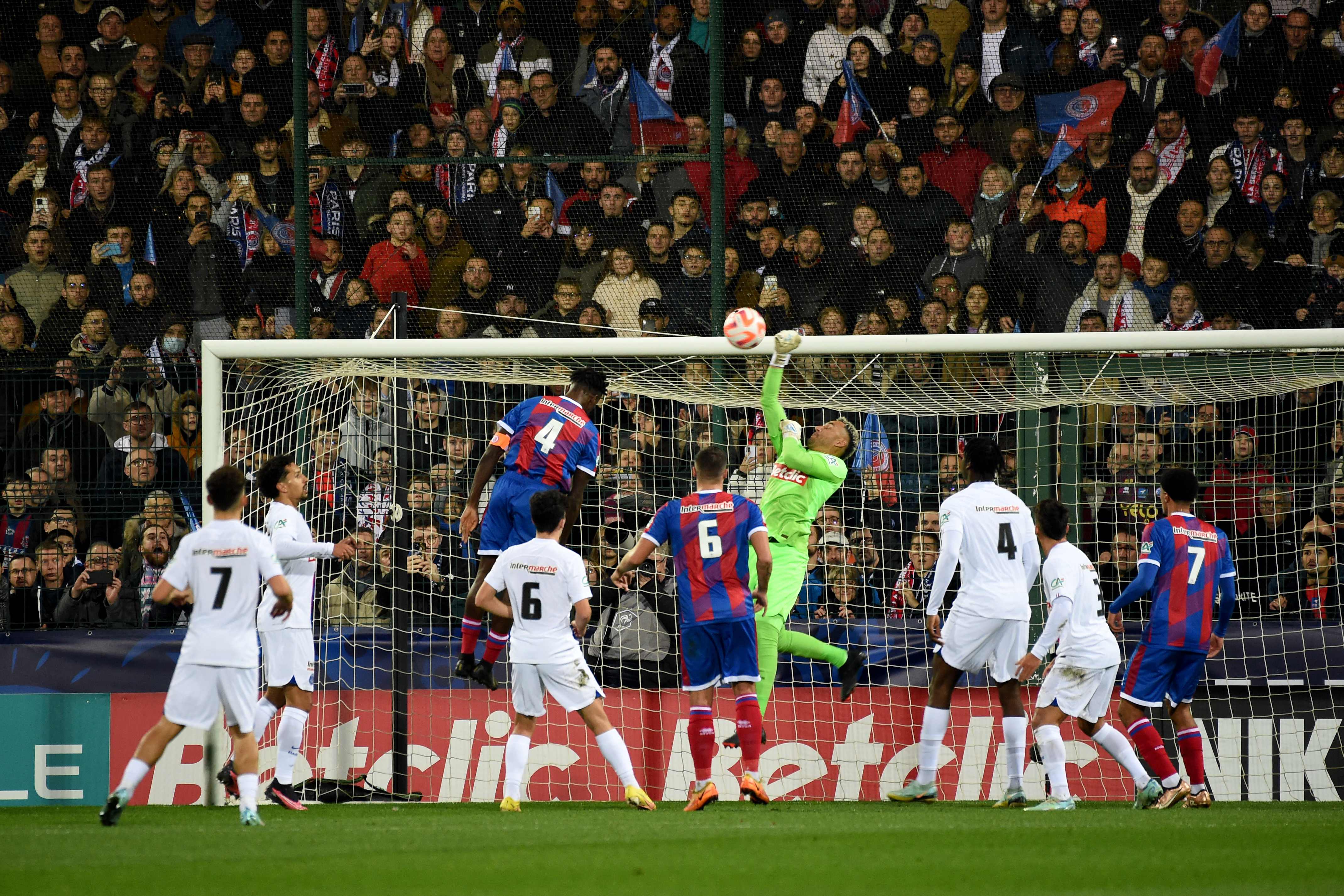 Keylor Navas, en acción durante el partido ante el Châteauroux. (Foto Prensa Libre: AFP)