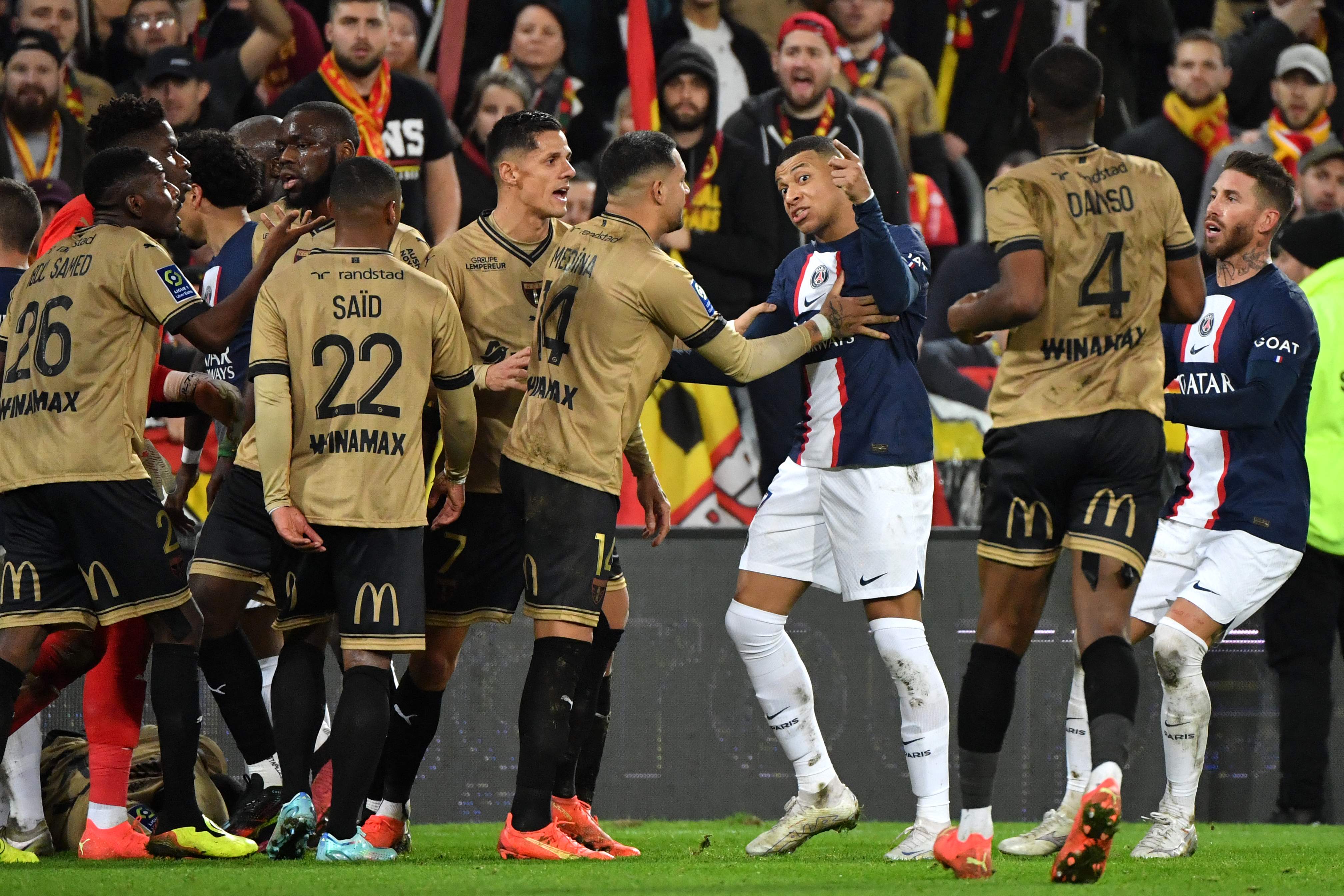 Kylian Mbappé estuvo desaparecido en todo el juego y los rivales le bloquearon su juego. (Foto Prensa Libre: AFP)