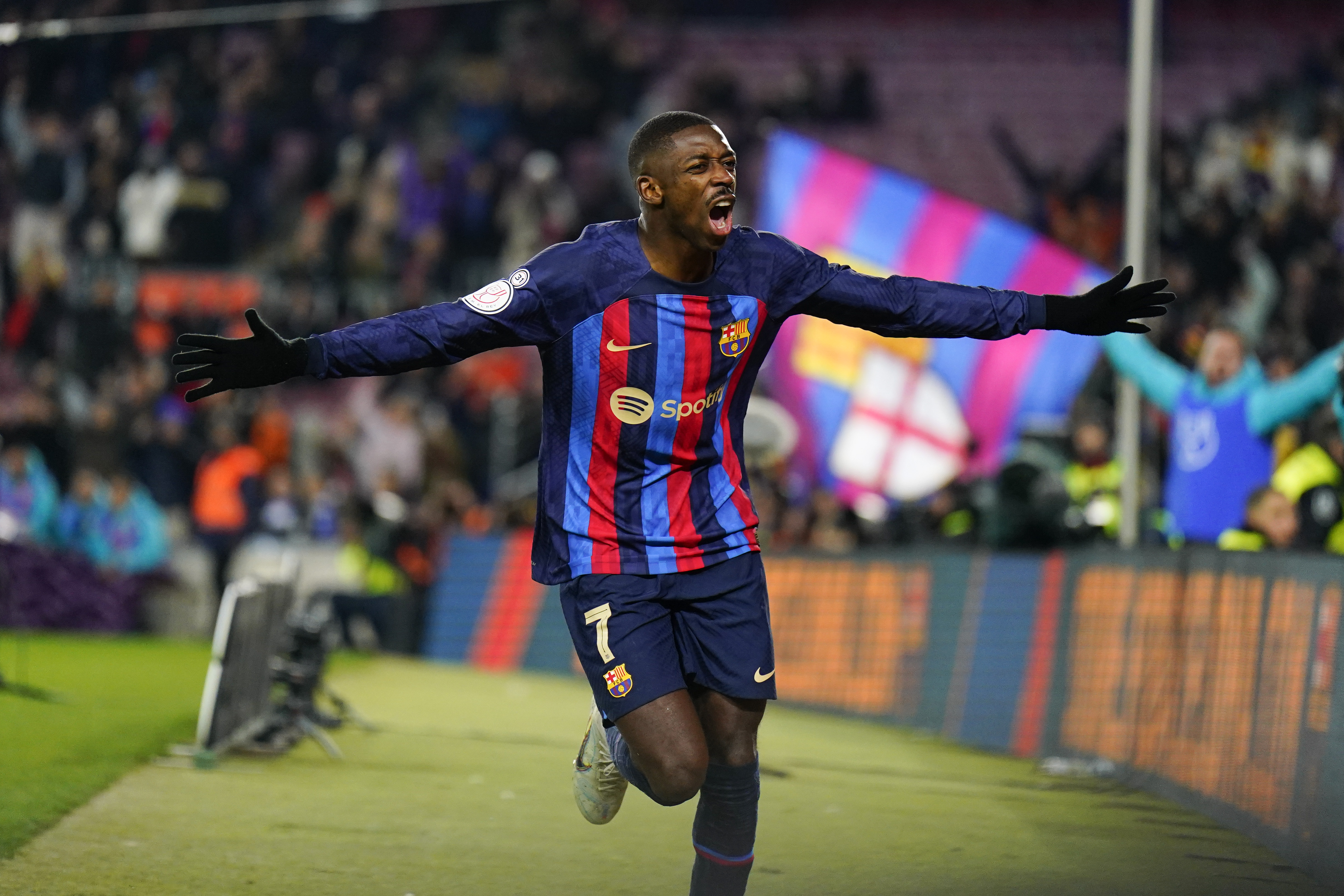 El delantero francés del FC Barcelona, Ousmane Dembélé, celebra su gol durante el encuentro correspondiente a los cuartos de final de la Copa del Rey. (Foto Prensa Libre: EFE)