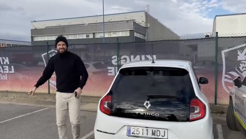 Gerard Piqué arribó a la jornada de la Kings League en un auto Twingo. Foto Prensa Libre (KingsLeague)