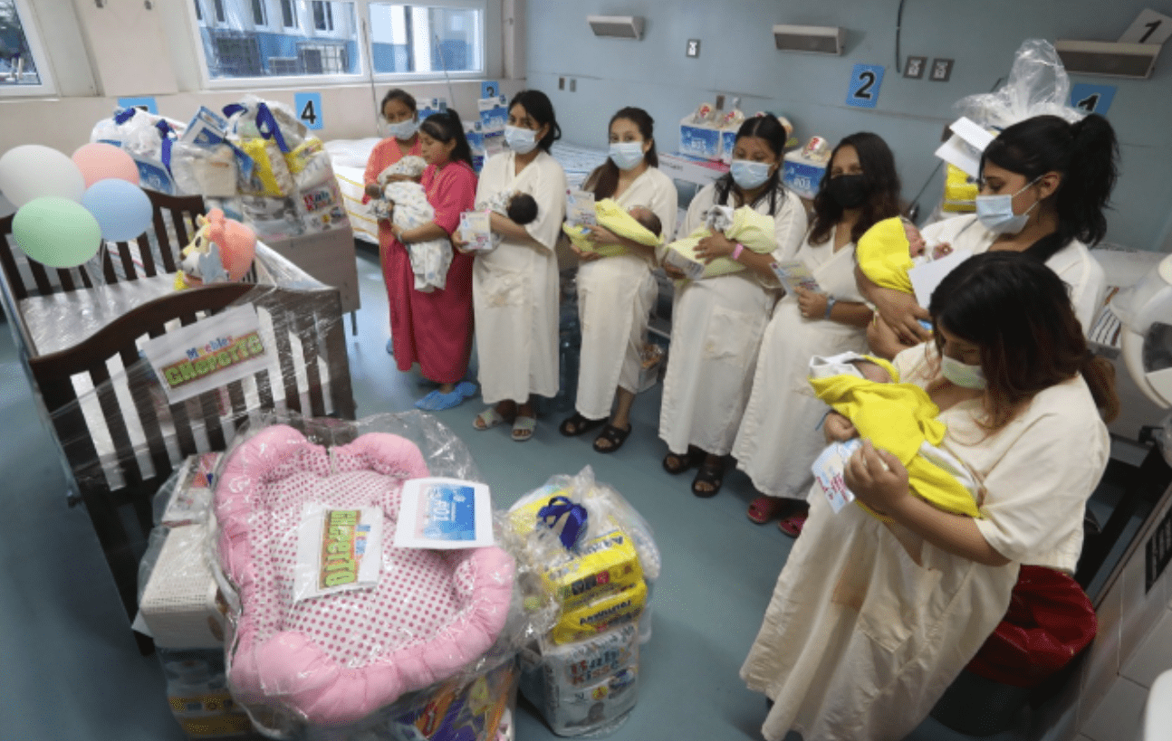 Madres junto a sus bebés que fueron premiados por la Maratón de la Cigüeña en el Hospital Roosevelt. (Foto Prensa Libre: Erick Ávila)  