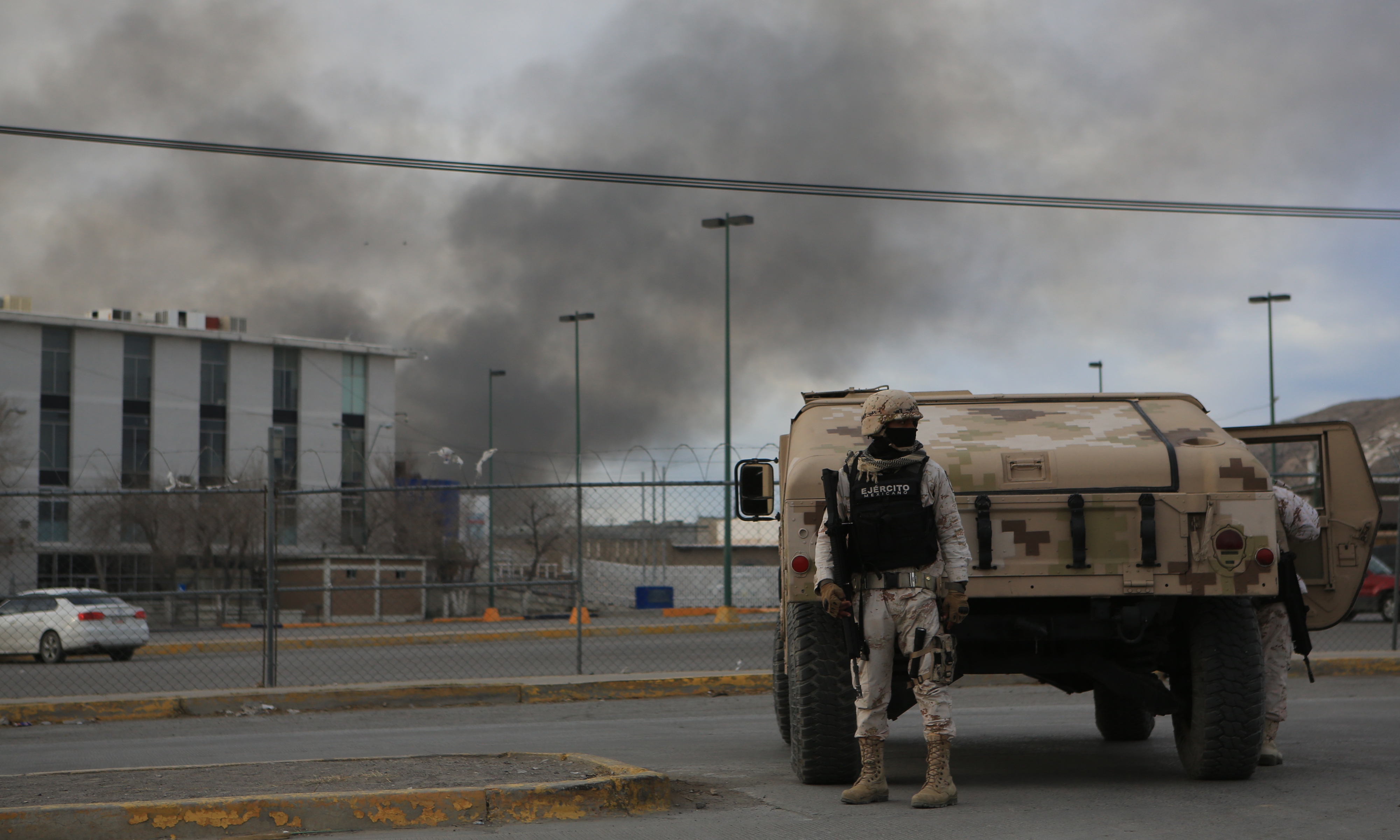 Miembros del Ejercito Mexicano resguardan la zona del penal donde se registro una fuga y un motín, este 1 de enero de 2023, en Ciudad Juárez, México. (Foto Prensa Libre: EFE)