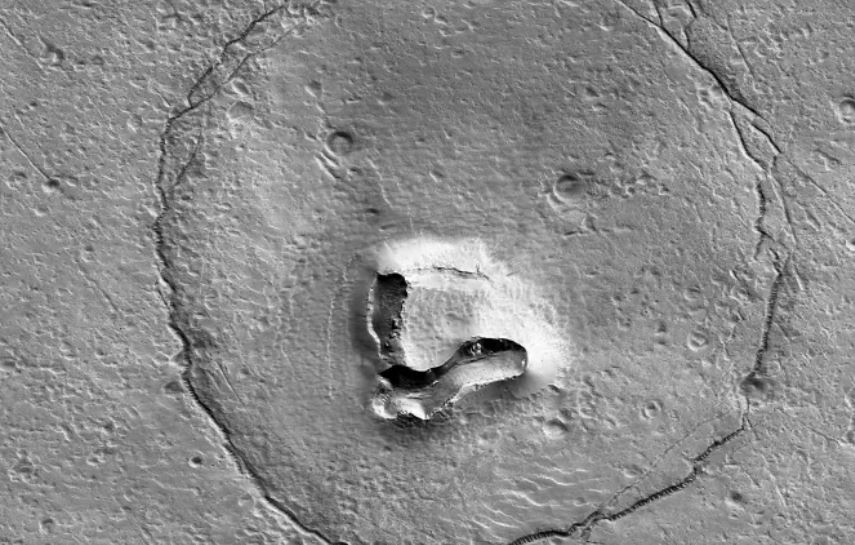 Esta imagen de mano de la NASA tomada por la cámara HIRISE a bordo del Mars Reconnaissance Orbiter y publicada el 25 de enero de 2023 por la Universidad de Arizona muestra una formación en Marte que se asemeja a un oso. (Foto Prensa Libre: Handout / NASA/JPL-Caltech/UArizona / AFP)