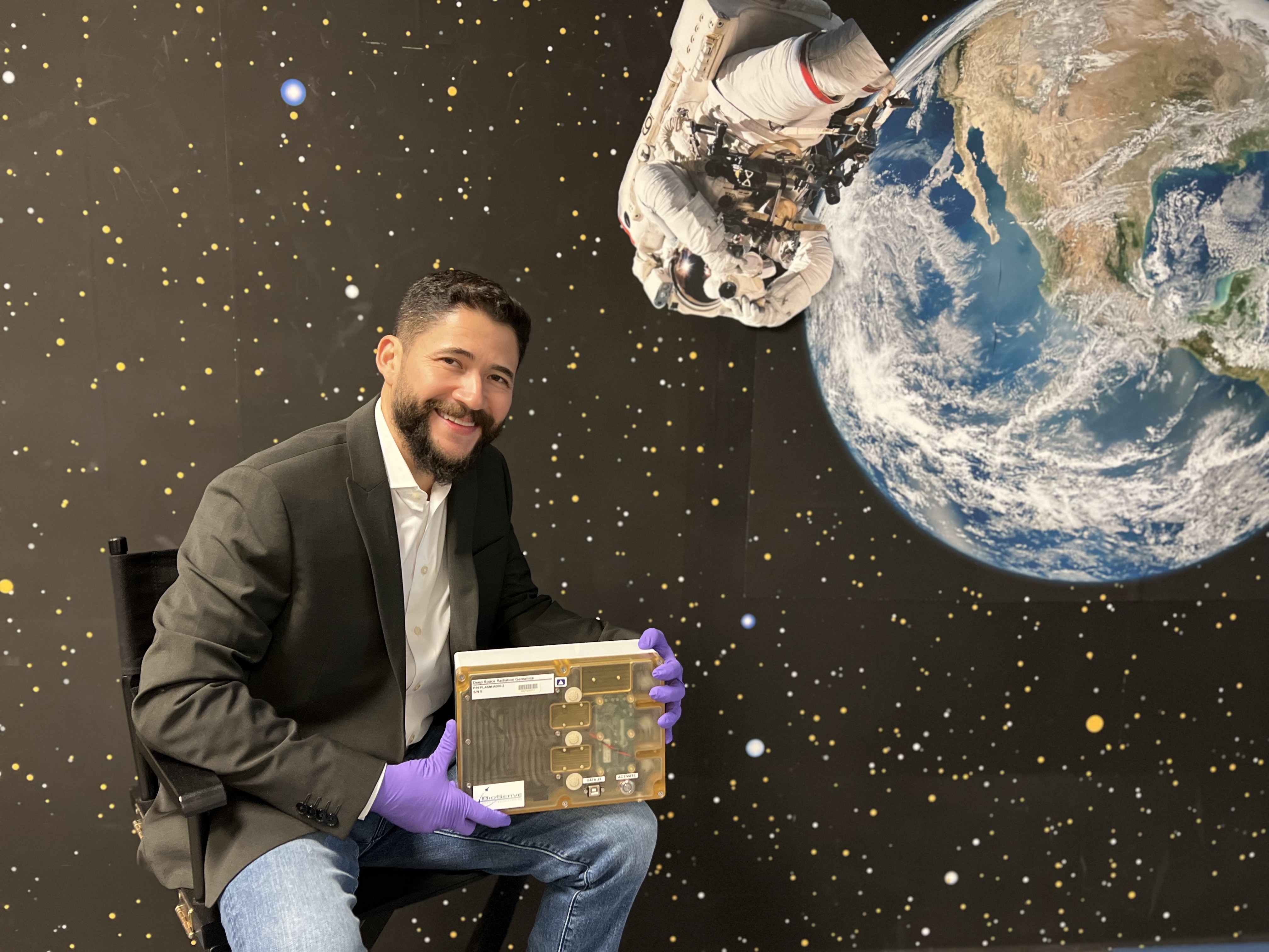 Luis Zea con PLASM, el equipo automatizado que viajo en la misión Artemis I alrededor de la Luna, luego de haberlo recibido en el centro Kennedy Space Center de Nasa.  (Foto Prensa Libre: Ariana Lutsic / Nasa, Cortesía Luis Zea)