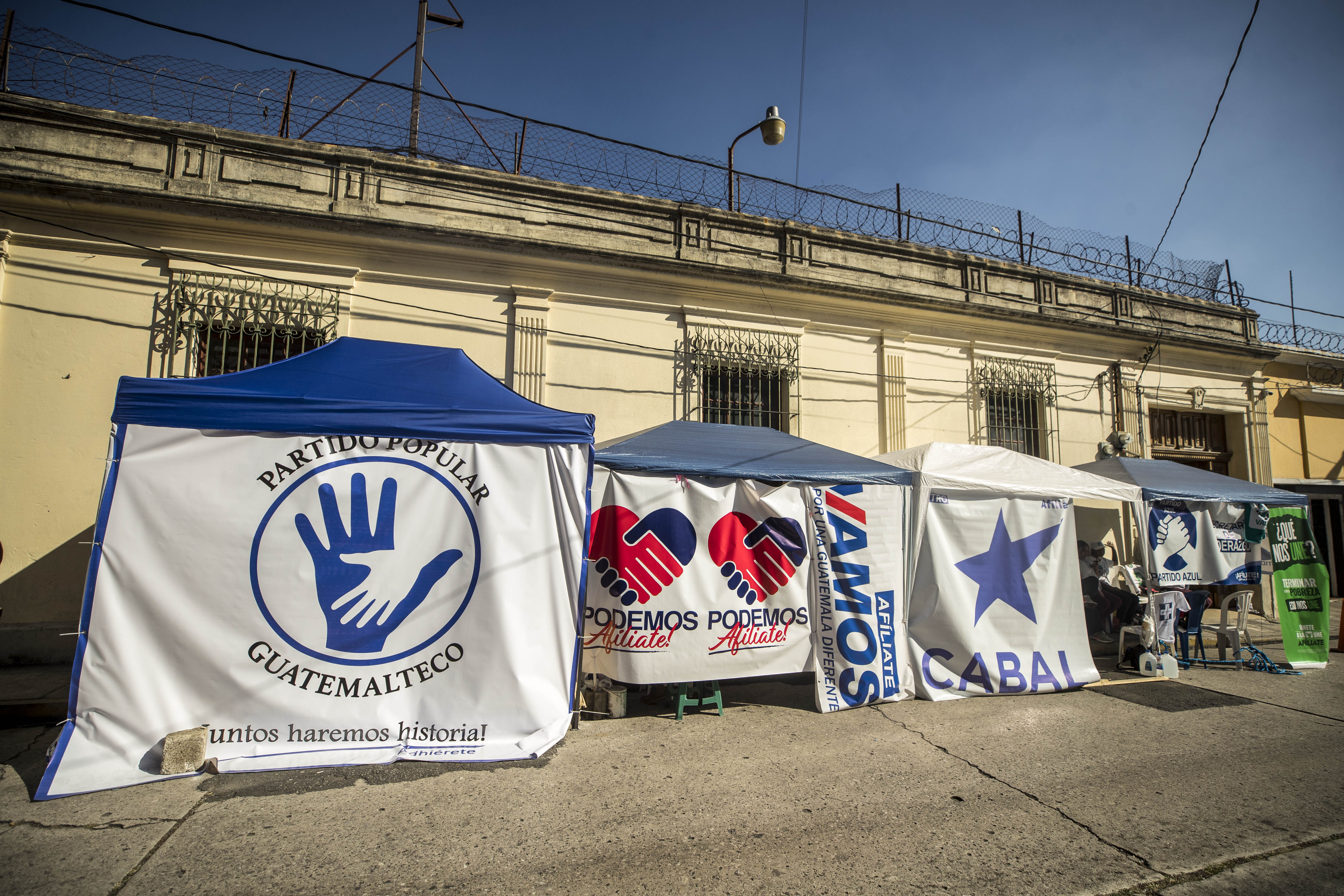 Personas ligadas a partidos políticos hacen fila frente a la sede del TSE en busca de poder elegir el espacio en la papeleta electoral que se utilizará en las elecciones generales de junio próximo. (Foto Prensa Libre: EFE)