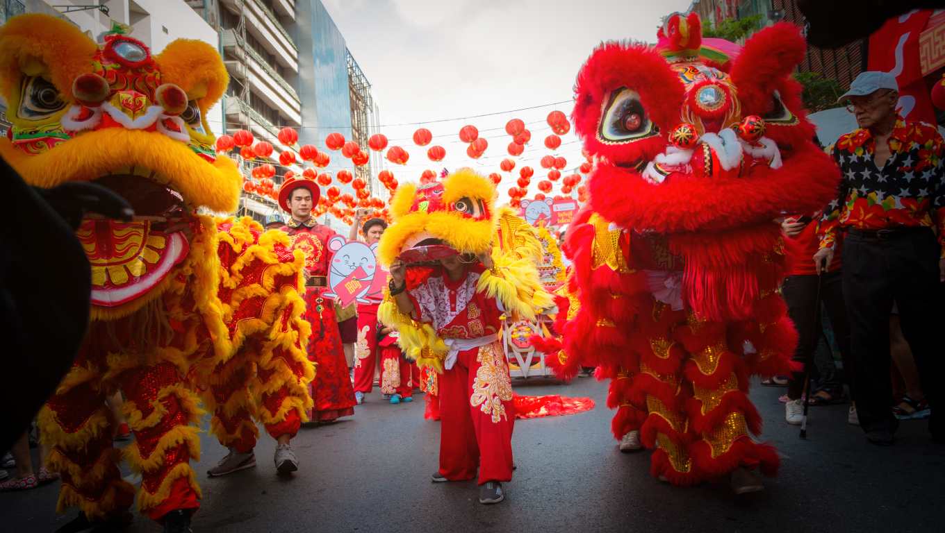El Año nuevo chino, que se celebra con cada nuevo año lunar, es una festividad colorida en la cual se reivindican figuras míticas que representan fuerza y poderío, como  el  dragón. (Foto Prensa Libre: Shutterstock)