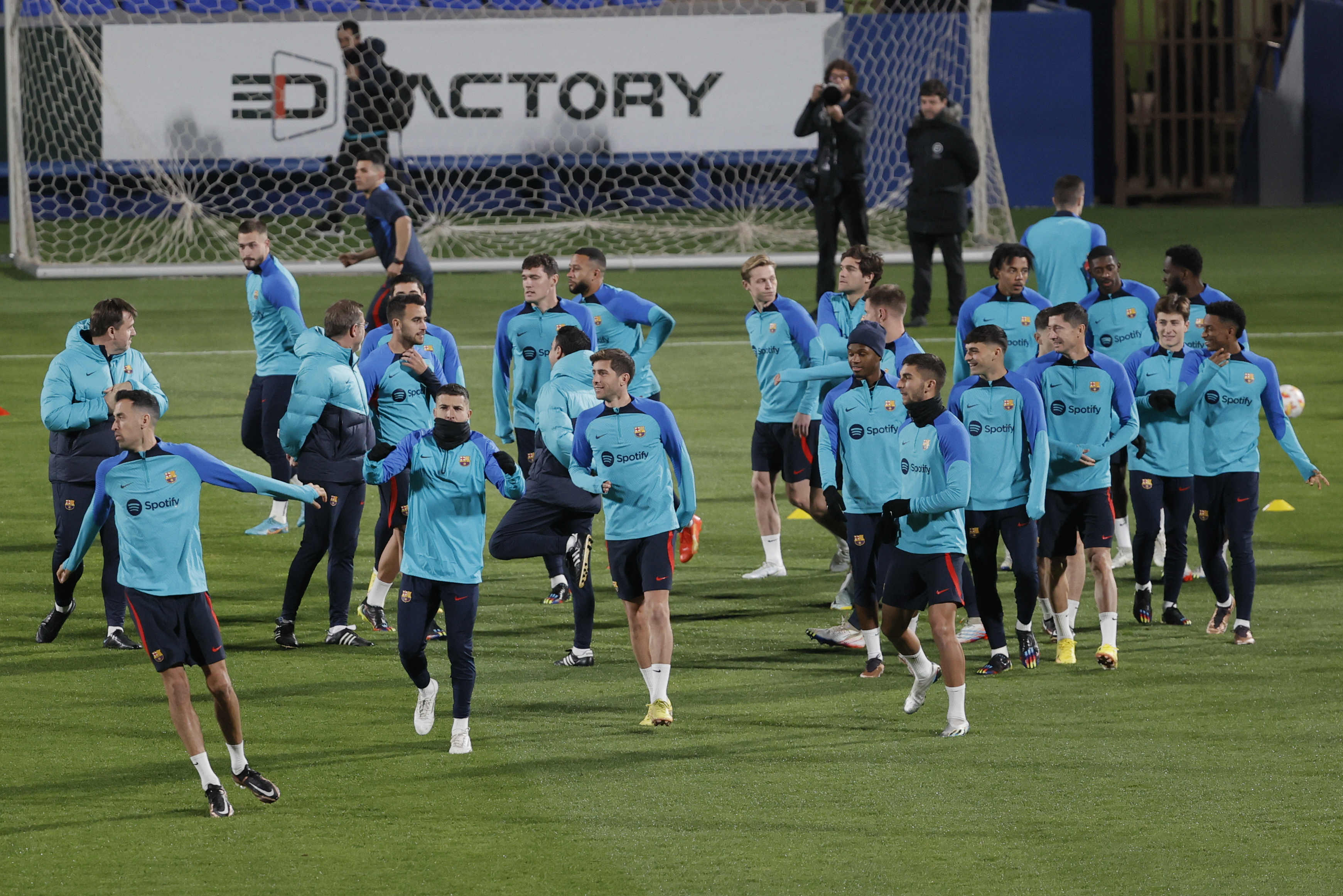 El FC Barcelona durante el entrenamiento en el Estadio Prince Faisal en Riad, Arabia Saudita, en la víspera del encuentro de semifinales de la Supercopa de España ante el Real Betis. (Foto Prensa Libre: EFE)