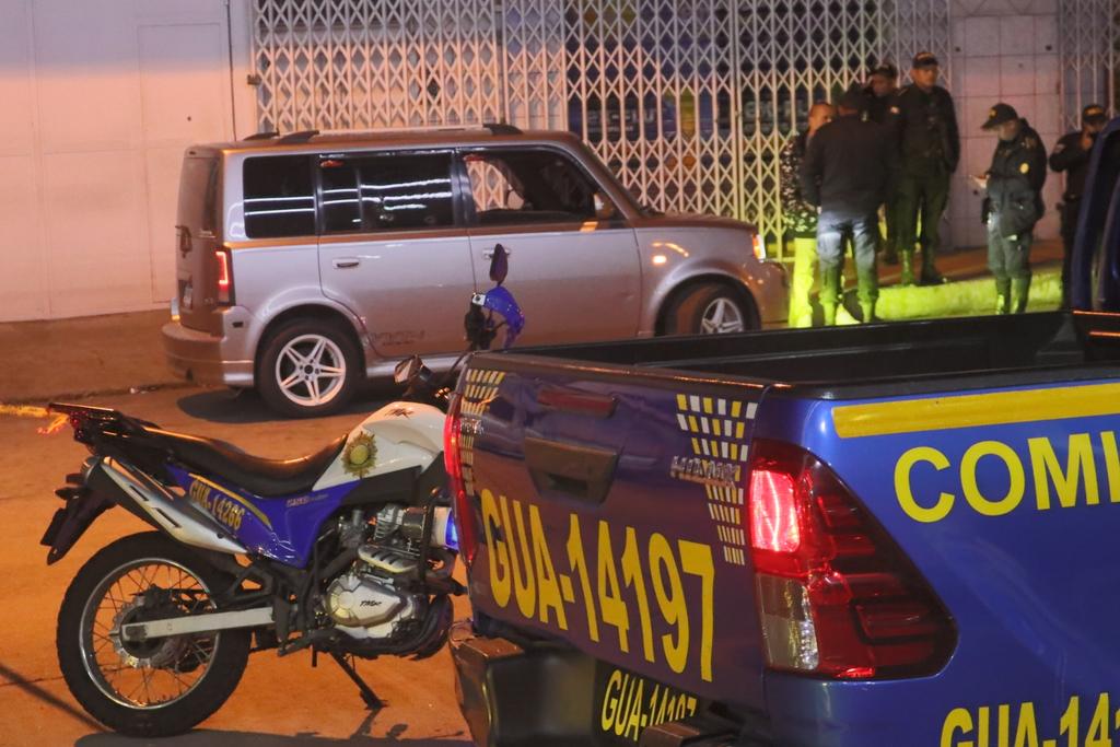 La Policía Nacional Civil resguarda la escena donde se produjo un ataque armado la noche de este sábado, en la zona 12 capitalina, donde un hombre de 71 años resultó herido.  (Foto: Bomberos Voluntarios)