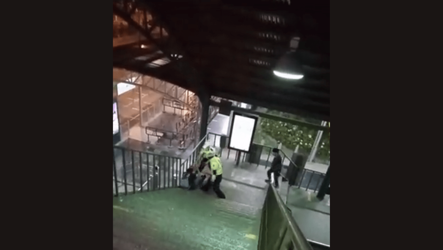 Dos agentes de tránsito agredieron a una persona en la estación de Transmetro ubicada en el Trébol. (Foto Prensa Libre: Captura de pantalla de video)