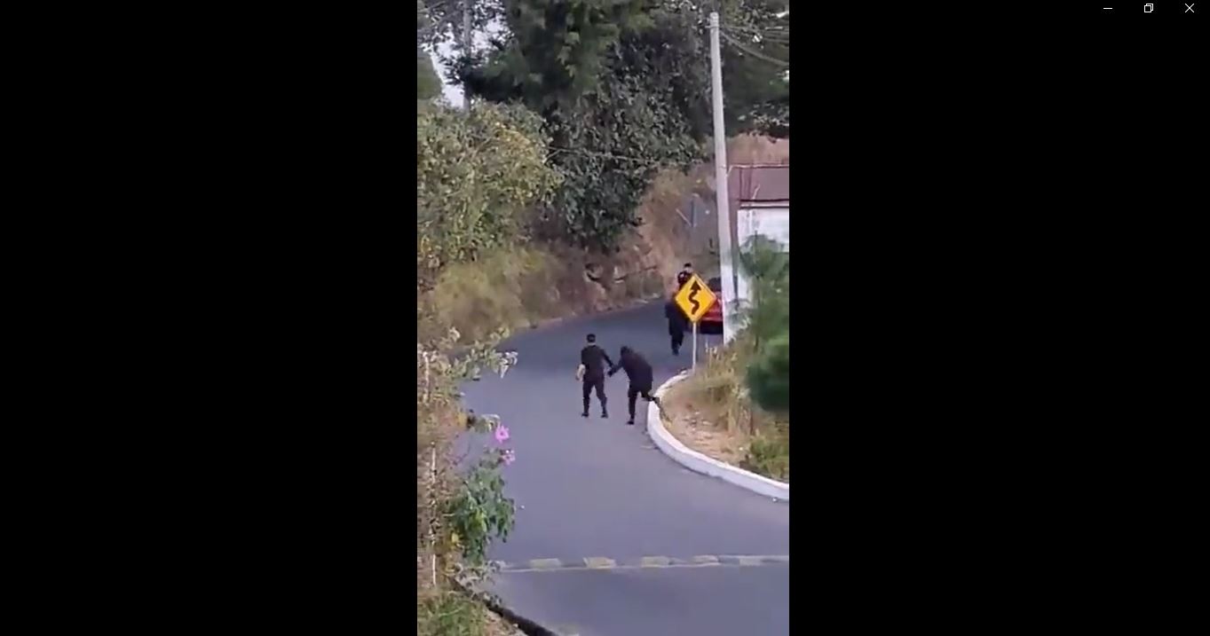 Agentes de la PNC fueron grabados en San Marcos en un incidente en el que aparentemente estaban bajo efectos de bebidas embriagantes. (Foto Prensa Libre: Captura de pantalla de video divulgado en redes sociales: Cortesía)