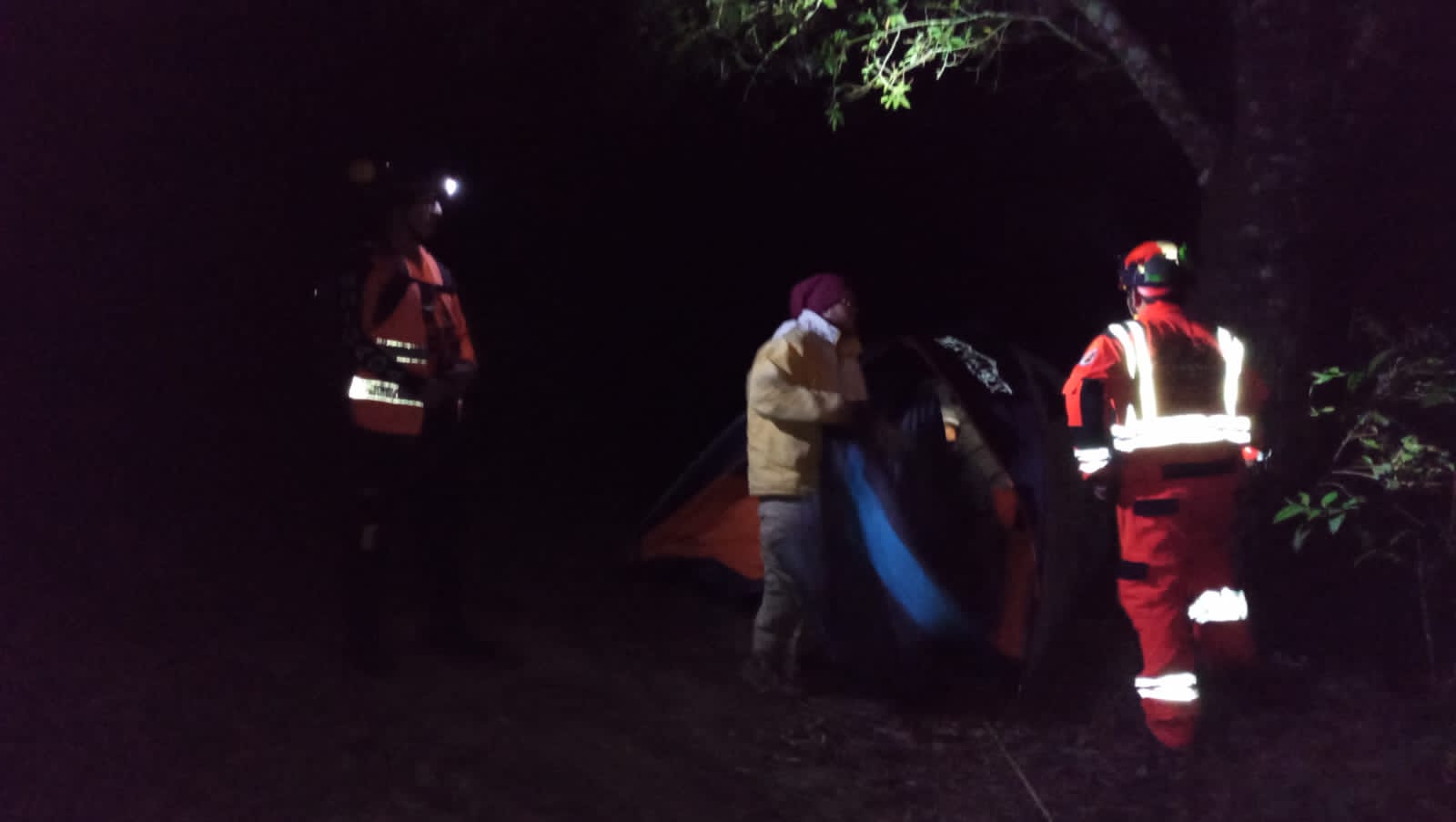 Dos personas fueron rescatadas en el Volcán de Agua luego de haberse extraviado. (Foto Prensa Libre: Bomberos Voluntarios)