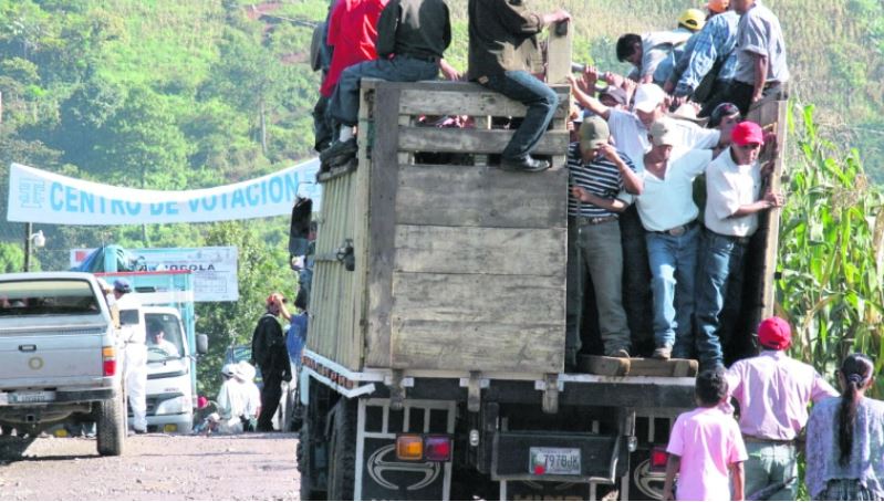 El acarreo de votantes es  parte de lo que se ve en cada elección y que podría influir en la diferencia entre el número de habitantes y el padrón electoral de algunos municipios. (Foto Prensa Libre: HemerotecaPL)