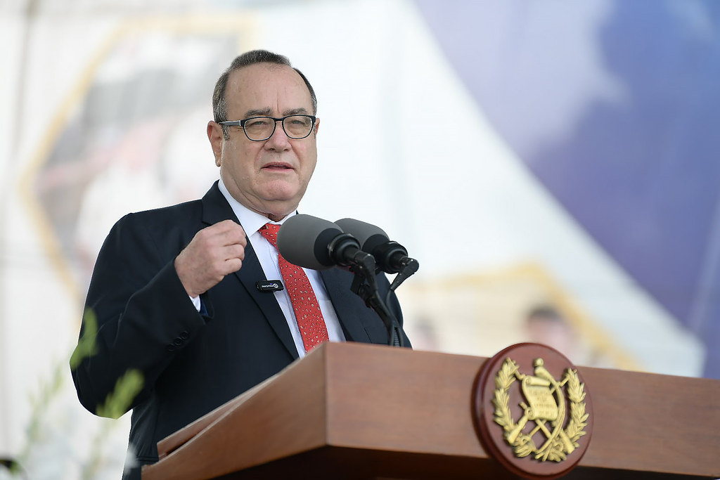 El presidente Alejandro Giammattei  ofreció luchar contra las pandillas a quienes dirigió un mensaje en un acto público de graduando de la Policía Nacional Civil. (Foto Prensa Libre: Mingob)