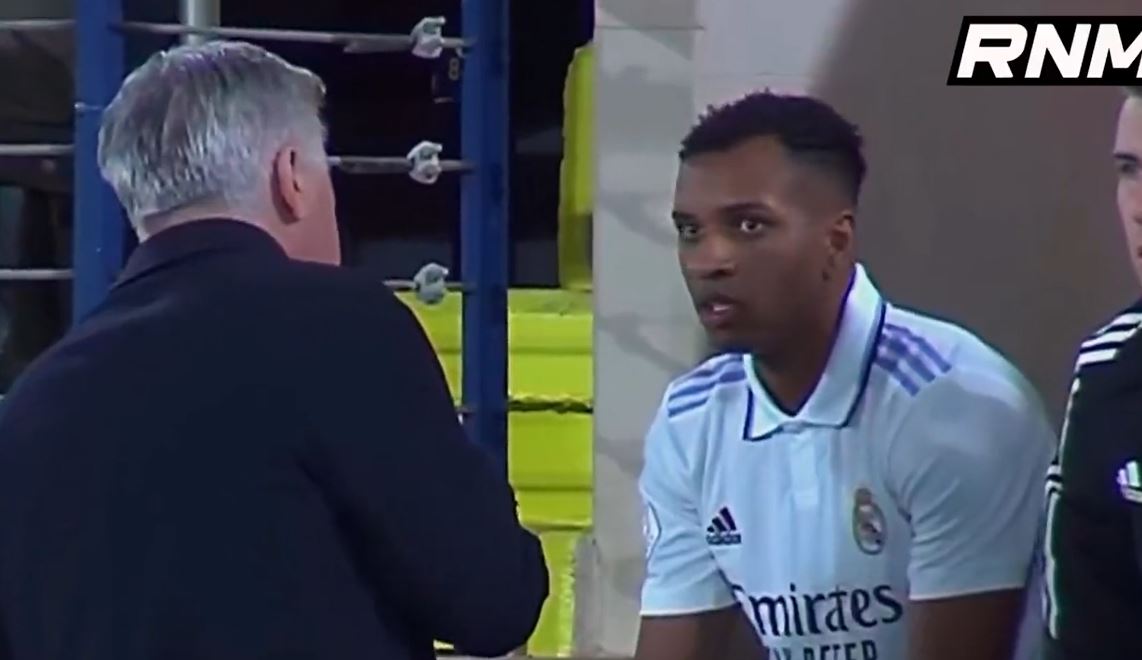 Ancelotti conversa con Rodrygo después de sustituirlo en la Copa del Rey. (Foto Prensa Libre: Captura)