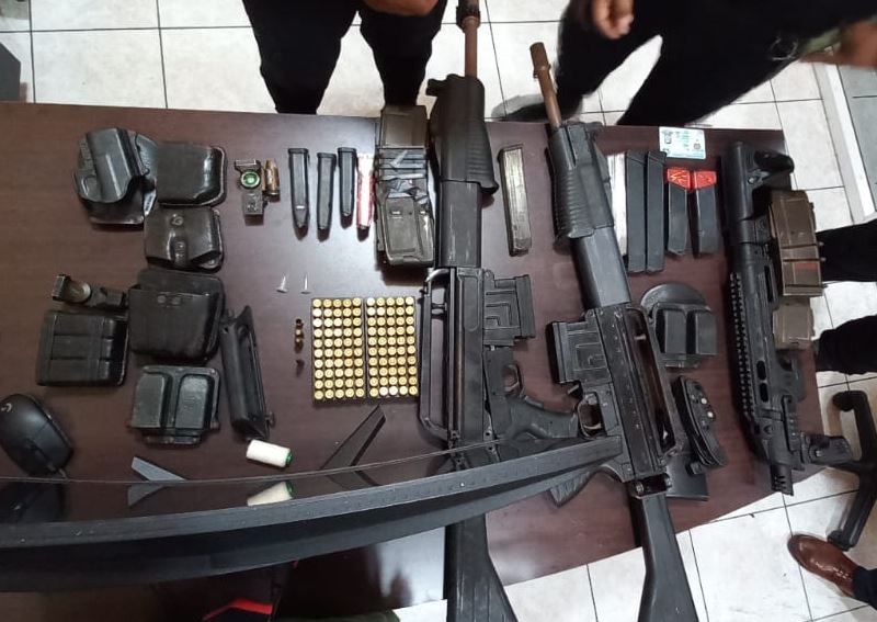 Armas decomisadas en un inmueble vinculado a Luis Mario Morales Heredia, alias el Canche Heredia, que fue cateado por las autoridades en Chiquimula. (Foto Prensa Libre: PNC)