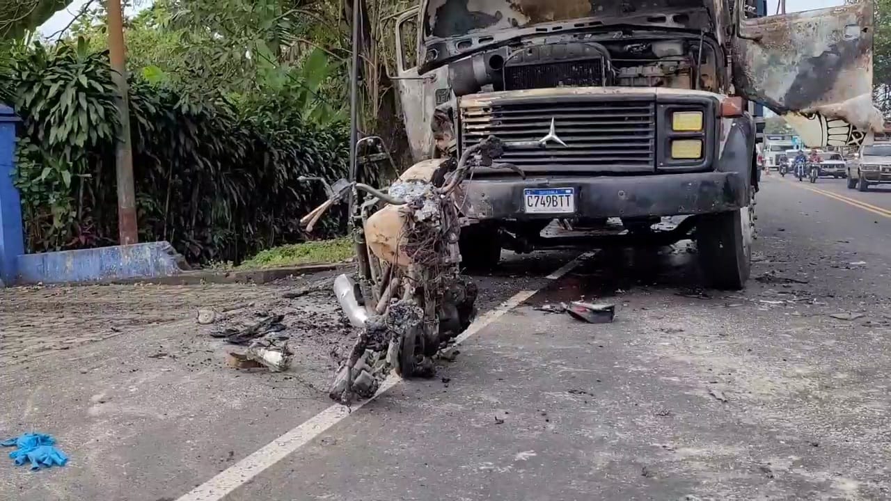 De esta forma quedó una motocicleta que impactó con un camión en la ruta CA-2 Occidente en jurisdicción de San Bernardino, Suchitepéquez. Dos personas murieron. (Foto Prensa Libre: Marvin Túnchez).