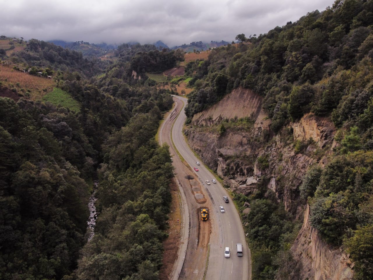 Los daños en la ruta interamericana son evidentes pese a que ya existen trabajos de reparación en varios kilómetros. Fotografía: Prensa Libre (Carlos Hernández). 