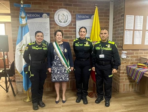 Reagan Vega, embajadora de Guatemala en Colombia, junto a agentes de la Policía Nacional de Colombia, que la condecoraron en 2022, por sus acciones diplomáticas. (Foto Prensa Libre: Tomada de la página web del Minex)