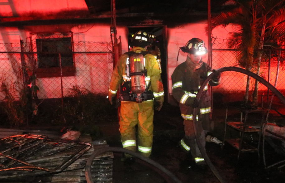 Los bomberos informaron que el hombre vivía solo y al momento su identidad no se ha revelado. Fotografía: Bomberos Voluntarios.